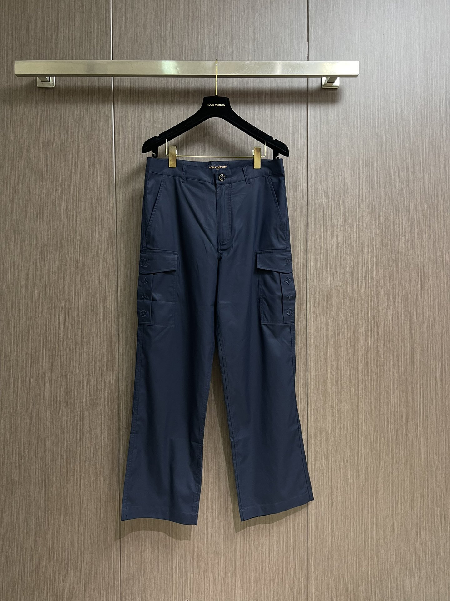 NO:569780,LV 2025ss new overalls, these overalls are made of fine silk and cotton blend, making them a good choice during the changing seasons. The overalls pockets have embroidered logos, and the Louis Vuitton Malletier patch is embellished above the right back pocket, adding a sophisticated touch to everyday looks. Sizes S-XL 46-52, louis vuitton, louis vuitton, alexander wang19860909LV 2025ss新款工装裤,本款工装裤取材细腻丝棉混纺,成就换季时节佳选.工装口袋呈现刺绣标识,右侧后袋上方点缀 Louis Vuitton Malletier 贴饰,为日常造型注入考究气息.尺码S-XL 46-52,,louis vuitton,louis vuitton,alexander wang,Men's clothing