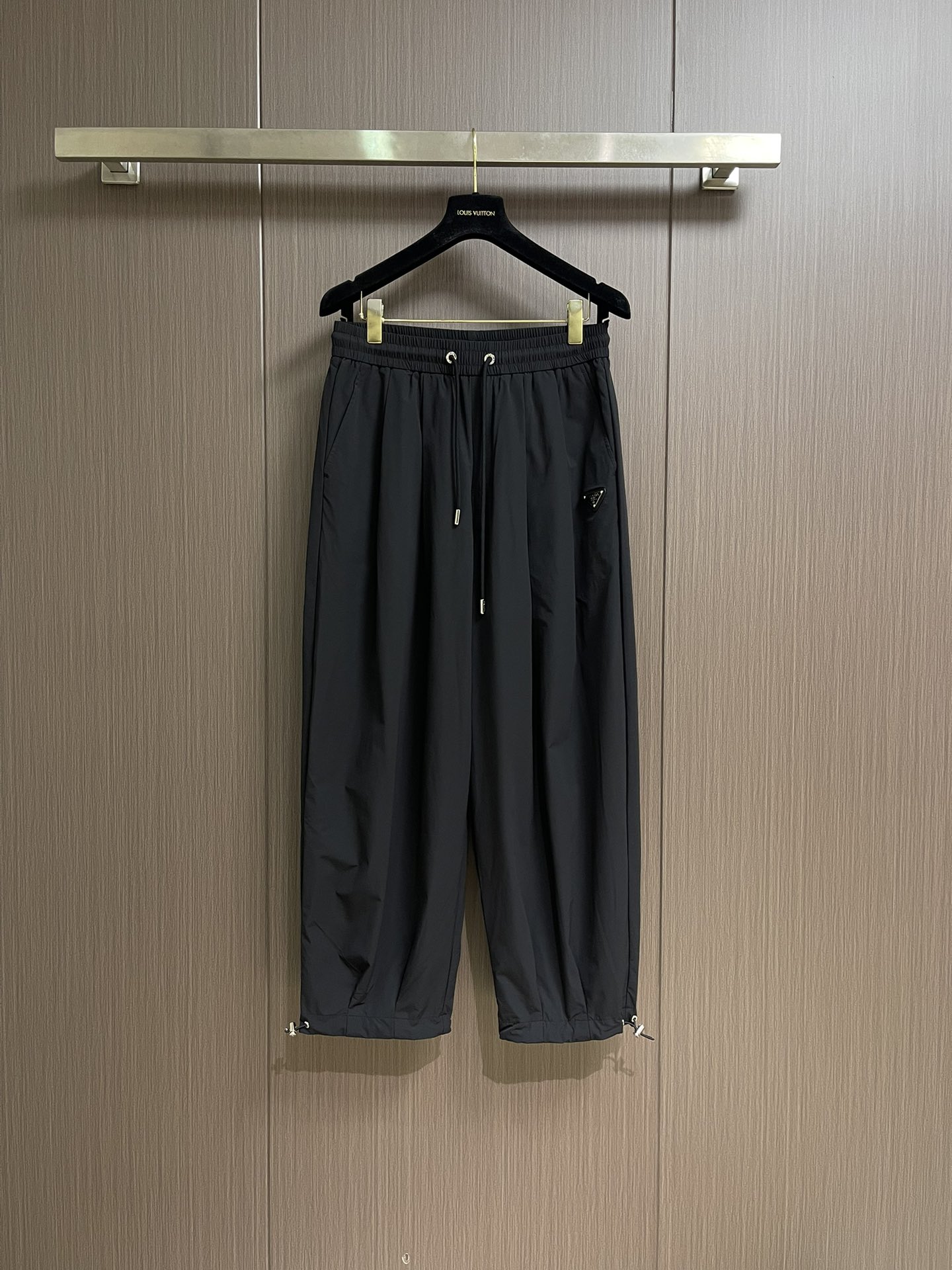 NO:569790,Prada  The new 2025ss autumn and winter wide-leg pants are made of cotton material, which is not only skin-friendly and breathable, but also has excellent moisture absorption, allowing you to stay comfortable and comfortable at all times. The iconic triangle logo is embellished on the trousers, instantly enhancing the overall recognition and highlighting Prada's unique brand charm. The wide wide-leg design is not only fashionable, but also smart  It beautifully modifies the leg lines. The drawstring design at the waist, with elastic elastic bands, allows the waist to be freely adjusted to meet the needs of different body shapes. The detailed design at the trouser legs adds a bit of casualness and unruliness. The double-layer structure not only enriches the visual hierarchy, but also upgrades the texture. Sizes XS-L, prada, alexander  wang19860909Prada 2025ss秋冬新款阔腿裤,甄选棉材质,不仅亲肤透气,还具备出色的吸湿性,能让你时刻保持自在舒爽.标志性的三角徽标点缀于裤身,瞬间提升整体辨识度,彰显Prada的独特品牌魅力.宽大的阔腿版型设计,不仅充满时尚感,还能巧妙修饰腿部线条.腰部的抽绳设计,搭配弹性松紧带,可自由调节腰围,满足不同身材需求.裤脚处的细节设计,增添了几分随性与不羁.双层结构不仅丰富了视觉层次,更在质感上实现了升级.尺码XS-L,,prada,alexander wang,Men's clothing