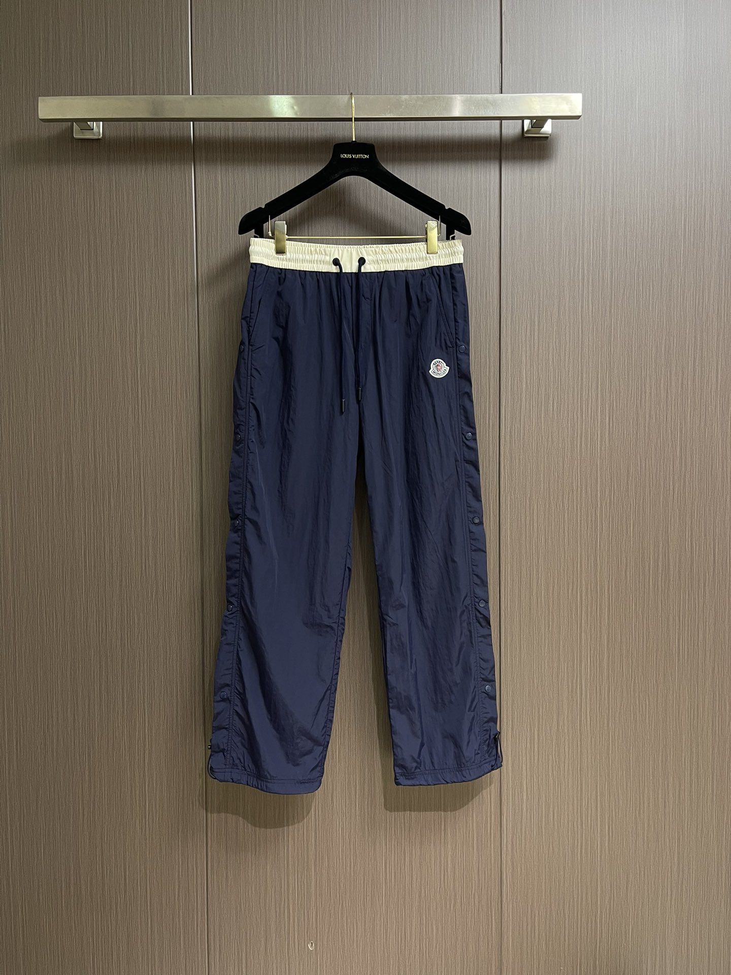 NO:569854,Moncler  2025SS early autumn new sports casual pants. These pants are very versatile and have an elastic waist. They can be worn for daily work and outdoor sports. They are the perfect combination of fashion and leisure and outdoor sports. Extreme comfort and quick perspiration are the most popular focuses. They improve wearing comfort and are suitable for aerobic exercise and cross-country running. This is a running casual pants with an extremely wide range of applications, allowing you to naturally maintain your love for sports in the summer and also wear it in leisure life. Sizes XS-L, alexander wang19860909moncler 2025SS早秋新款运动休闲裤,此款裤子非常百搭,弹力腰围,日常上班户外运动都可以穿着,是时尚休闲与户外运动的完美结合,极致舒适和快速排汗是备受青睐的重点,提升穿着舒适度,适合有氧运动和越野跑条件下穿着,此款是一件适用范围极其广泛的跑步休闲裤,让你在夏天自然可以保持对运动热爱,也可以在休闲生活中穿着.尺码XS-L,,alexander wang,Men's clothing