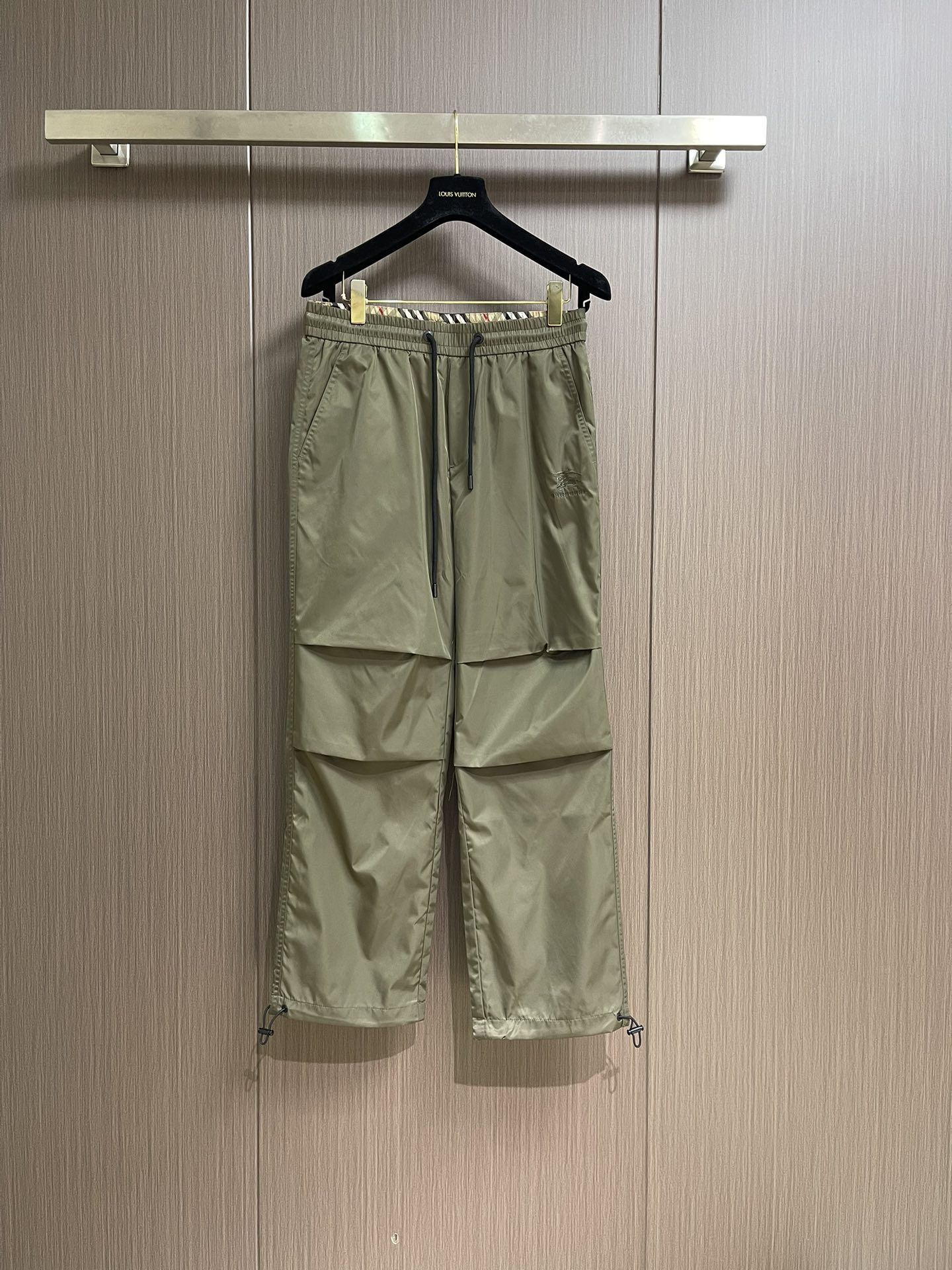 NO:569802,Burberry 2025ss autumn and winter knight badge embroidered logo sports casual pants, the versatile shape makes everything full of vitality.  Imported polyester nylon fabric, tailoring design with consistent casual and fashionable techniques.  The latest quilting technology creates a delicate texture of the fabric, which is unique and exquisite.  The most comfortable pants that are not restrictive or formal.  The drawstring design, elastic waist and trouser leg design make sports and leisure more casual and pure.  The cross-stitched Pegasus badge logo + Pegasus embroidered logo of the same color distinguishes its own value, and the folding effect of the pants body is a unique detailed design and a youthful and energetic atmosphere.  Size XS-L,,burberry,alexander wang19860909Burberry 2025ss秋冬骑士徽章绣花标识运动休闲裤,百搭效应的造型让一切充满活力．进口聚酯纤维尼龙面料,裁剪设计一贯的休闲时尚手法．最新绗缝技术造就面料的细腻纹理,独特精致．不约束不拘谨隶属最舒服的裤子．抽绳设计弹力腰身和裤脚设计让运动休闲的更随性更纯粹． 十字绣花飞马徽章标识＋同色系飞马刺绣Logo区别自身价值,裤身折叠效应与众不同的细节设计和青春活力的气息．尺码XS-L,,burberry,alexander wang,Men's clothing