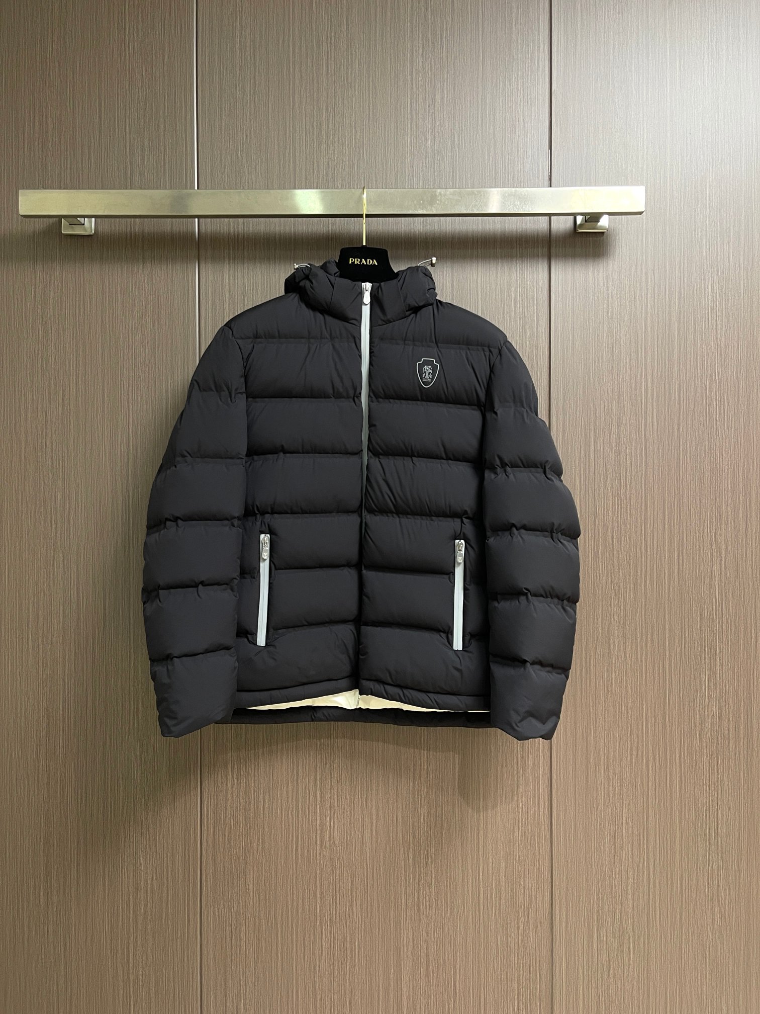 NO:646953,Brunello Cucinelli B.C.  SS's new fall and winter men's down jacket interprets the outdoor aesthetics of modern urban elites with calm colors. This hooded down jacket is made of polyester fiber fabric and filled with white duck down. It has been specially treated for anti-counterfeiting and anti-fouling to improve durability and easy daily care. The front is equipped with a smooth zipper closure, and the shield-shaped brand logo is embellished on the left chest, low-key highlighting Italian luxury.  Identity. The zipper pockets on both sides are designed with practical functions and simple outlines in mind. The classic square quilting process effectively fixes the down filling, ensuring uniform warmth and three-dimensional layering. The slim tailoring optimizes body proportions, and the hooded structure enhances windproof protection, making it suitable for cold weather in autumn and winter. The overall design combines high-end outdoor functions with Brunello  Combining Cucinelli's iconic low-key luxury philosophy, whether you are exploring the mountains or commuting in the city, you can show your calm and extraordinary taste with a light and warm wearing experience. Sizes 48-56 Size 48 Bust 116 Back center length 67.5 Shoulder width 46.5 Size 50 Bust 120 Back center length 69.5 Shoulder width 47.7 Size 52 Bust 124 Back center length 71.5  Shoulder width 48.9, size 54, bust 128, center length 73.5, shoulder width 50.1, size 56, chest 132, center length 75.5, shoulder width 51.3, brunello cucinelli, down jacket, hats, alexander wang19860909Brunello Cucinelli BC SS秋冬新品男士羽绒服,以沉稳色系诠释现代都市精英的户外美学.这款连帽羽绒服采用聚酯纤维面料,白鸭绒填充.经过防伪和防污特殊处理,提升耐用性与日常易护理性.前襟配置顺滑拉链开合,左胸点缀盾形品牌徽标,低调彰显意式奢华身份.两侧拉链口袋设计兼顾实用功能与简洁轮廓,经典的方块绗缝工艺有效固定羽绒填充,确保均匀保暖与立体层次感.修身剪裁优化身形比例,连帽结构增强防风防护性能,适合应对秋冬寒冷气候.整体设计将高端户外机能与Brunello Cucinelli标志性的低调奢华哲学相融合,无论是山林探索还是都市通勤,都能以轻盈保暖的穿着体验展现从容不凡的品味.尺码48-56 48码 胸围116 后中长67.5 肩宽46.5 50码 胸围120 后中长69.5 肩宽47.7 52码 胸围124 后中长71.5 肩宽48.9 54码 胸围128 后中长73.5 肩宽50.1 56码 胸围132 后中长75.5 肩宽51.3,,brunello cucinelli,down jacket,hats,alexander wang,Men's clothing