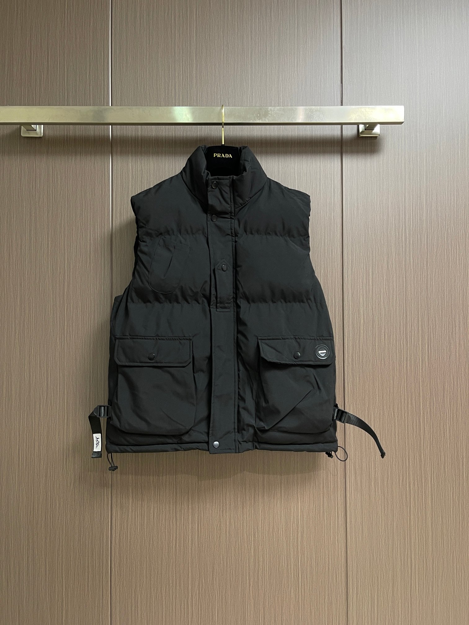 NO:645098,Zegna  Cotton vest is a classic old-money style sleeveless jacket. It is made of high-quality protective nylon fabric, which not only enhances the wear resistance of the surface, but also takes into account wind resistance, ensuring excellent performance in various harsh weather conditions. Selected high-fill silk cotton, light and warm, with outstanding temperature locking performance and good resilience. Three-dimensional quilting process, precision stitching  Reinforcement to prevent velvet drilling and ensure that the fluffy and resilient elasticity lasts as new as new. The ribbon is woven with polyester as the base, and the brand letters are decorated on the ribbon through high-precision computer embroidery. The edges of the pattern are clear, the stitches are fine and even, and multiple layers of embroidery are stacked to enhance the three-dimensional effect. Sizes 48-56, jackets  & coats,alexander wang19860909Zegna 棉马甲经典老钱风无袖外套,选用高质量的防护性尼龙面料,不仅增强了表面的耐磨性,同时兼顾防风性,确保了在各种恶劣天气条件下的出色表现.精选高蓬松度丝绵,轻盈保暖,锁温性能出众,回弹性好.立体绗缝工艺,精密车线加固,防止钻绒,确保蓬松回弹性持久如新.选用涤纶为基底编织而成的织带,通过高精度电脑刺绣,将品牌字母饰于织带之上,图案边缘清晰,针迹细密均匀,多层绣线堆叠,使其立体感得到提升.尺码48-56,,jackets & coats,alexander wang,Men's clothing