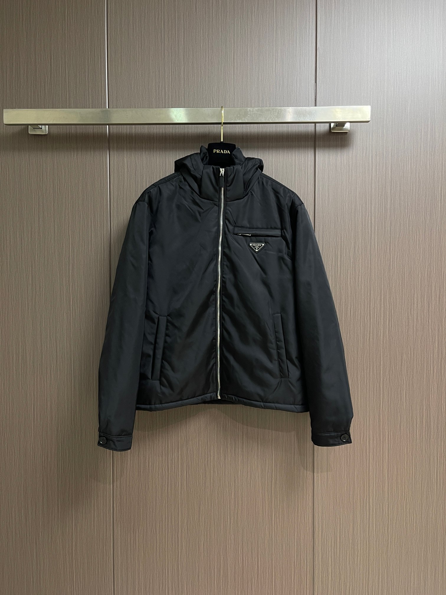 NO:646958,Prada FW triangle logo woven hooded down jacket, custom blended windproof fabric, classic metal triangle logo embellishment on the chest, national standard 90 white duck down, light but excellent warmth retention effect. Simple style design, metal zipper closure on the placket, leather logo stamp. Size S-XXL Size S Bust 120 Back center length 76 Shoulder width 50 M size Bust 126 Back center length 78 Shoulder width 52 L size  Bust: 132, center back length: 80, shoulder width: 5419860909Prada FW 三角标梭织连帽羽绒服外套,定制混纺防风面料,前胸金属经典三角标点缀,国标90白鸭绒 轻盈但保暖效果绝佳.简约款式设计,门襟金属拉链开合, 皮质logo章仔.尺码S-XXL 尺码 S码 胸围120 后中长76 肩宽50 M码 胸围126 后中长78 肩宽52 L码 胸围132 后中长80 肩宽54 XL码胸围138 后中长82 肩宽56 XXL码 胸围144 后中长84 肩宽58,,prada,jackets & coats,down jacket,hats,alexander wang,Men's clothing