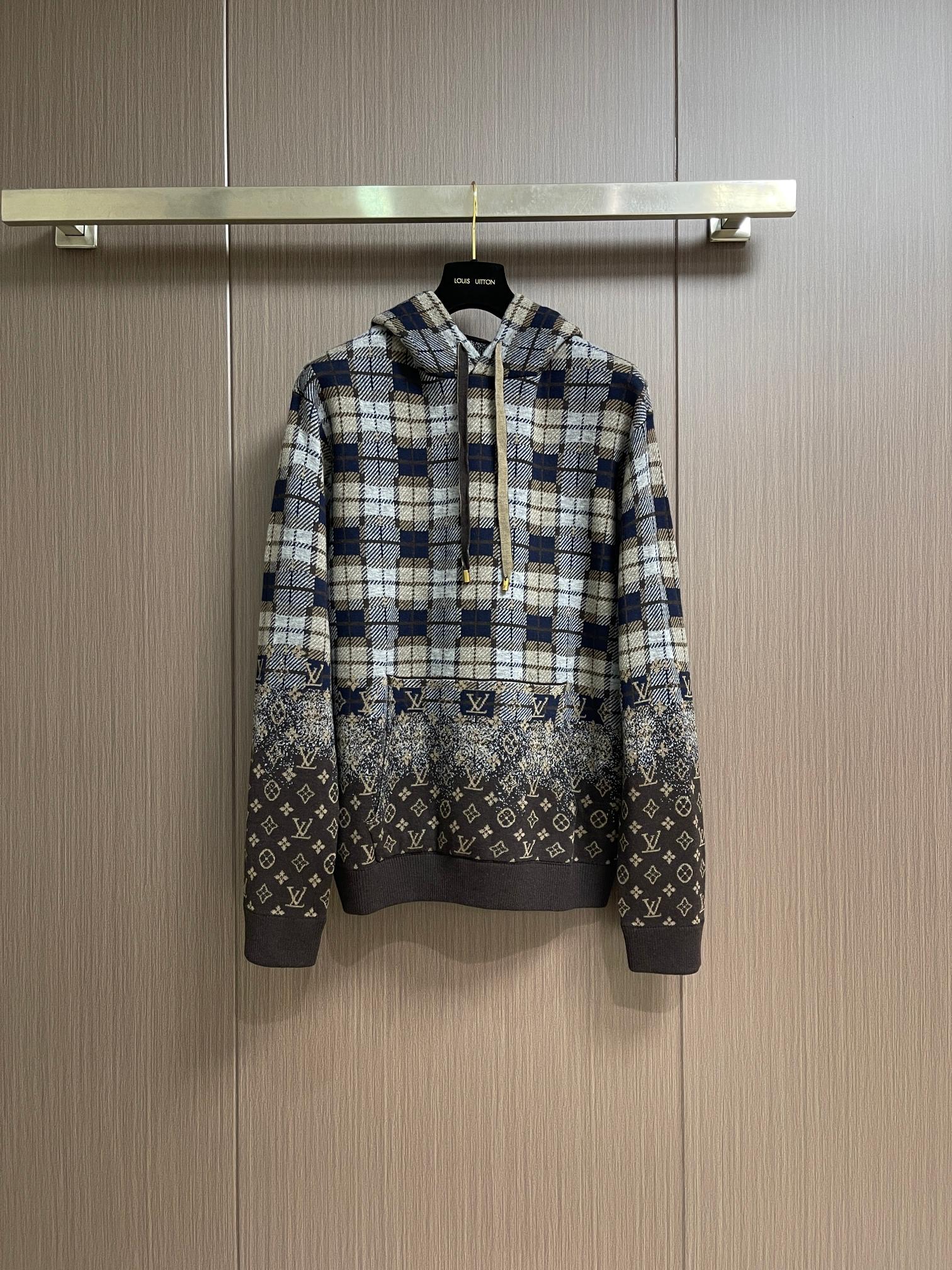 NO:645110,LV MONOGRAM Faded Plaid hooded sweatshirt, a soft sheep wool knitted hoodie, brings close-fitting warmth and brightens up the winter look with an eye-catching brand logo. It uses a Monogram Faded Plaid jacquard pattern, and the plaid naturally transitions to the Monogram pattern at the waist and cuffs. The inside of the hood is a double-knitted structure, and the inside is also laid out with Monogram jacquard, making the overall look more refined. Sizes S-XL, Louis  vuitton,hoodie,sweatshirts,hats,alexander wang19860909LV MONOGRAM Faded Plaid 连帽卫衣,柔软的绵羊毛针织连帽衫,带来贴身暖意,并以醒目的品牌标识点亮冬日造型.它采用 Monogram Faded Plaid 提花图案,格纹在腰部与袖口处自然过渡 Monogram 纹样.帽内为双面针织结构,内侧同样铺陈 Monogram 提花,整体更显精致.尺码S-XL,,louis vuitton,hoodie,sweatshirts,hats,alexander wang,Men's clothing