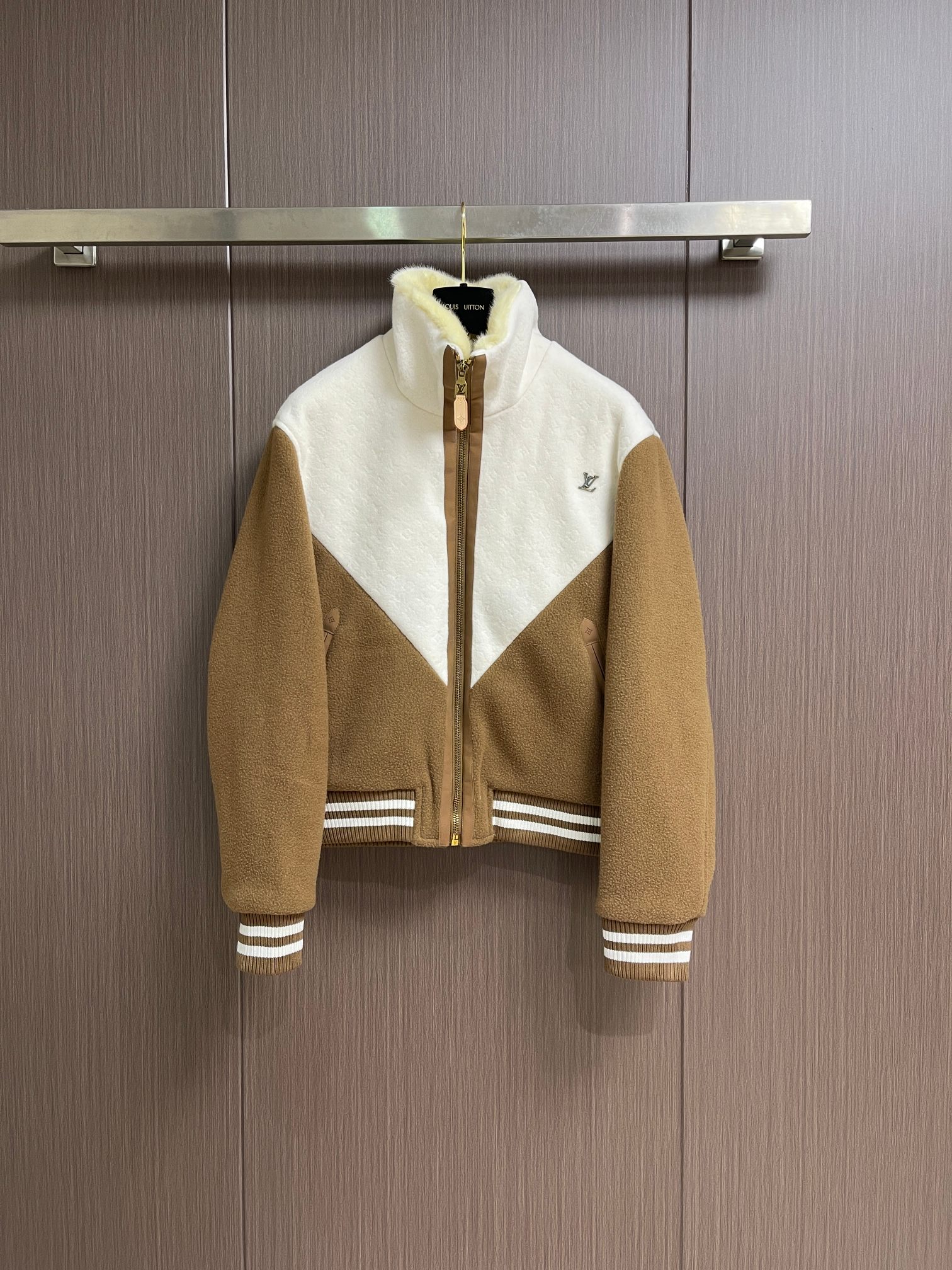 NO:645083,LV Shearling Collar Colorblock Tunic Jacket, this sheepskin jacket injects a chic après-ski style into your winter look. Decorated with eye-catching 'V' shaped yoke on the front and back, it is made of sheep wool and tussah silk blend fabric and is fully decorated with Monograr jacquard pattern. The soft shearling collar can be pulled up to wrap the neck; quilted Monogram inside  The pattern further improves warmth and comfort. The finishing touch is the LV trim on the chest, as well as the exquisite leather trim on the zipper and pocket. Sizes S-XL S size Shoulder width 58 Bust 130 Length 65 M size Shoulder width 60 Bust 134 Length 66.5 L size Shoulder width 62 Bust 138 Length 68 XL size Shoulder width 64 Bust 142  Length 69.5,,louis vuitton,jackets & coats,jackets & coats,leather jacket,alexander wang19860909LV 羊毛皮衣领 拼色束腰夹克外套,本款绵羊毛夹克为您的冬日造型注入一丝别致的滑雪后体闲风尚.衣身前后均饰有醒目的'V'形抵肩,由绵羊毛与柞蚕丝混纺面料织就,并满饰 Monograr 提花图案.柔软的羊毛皮衣领可拉起包裹颈部；内里的绗缝 Monogram 图案则进一步提升了保暖性与舒适度.点睛之处在于胸前的LV饰件,以及拉链和口袋处的精致皮革饰边.尺码S-XL S码肩宽58 胸围130 衣长65 M码 肩宽60 胸围134 衣长66.5 L码肩宽62 胸围138 衣长68 XL码 肩宽64 胸围142 衣长69.5,,louis vuitton,jackets & coats,jackets & coats,leather jacket,alexander wang,Men's clothing