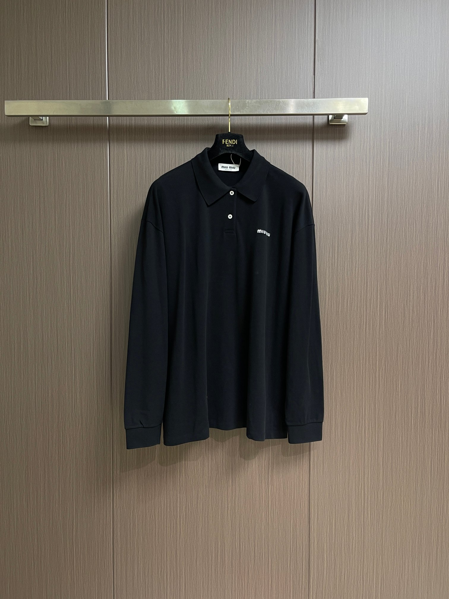 NO:645090,MIUMIU  Cotton piqué POLO shirt, this POLO shirt is made of high-density piqué cotton fabric, which feels crisp and has good breathability. The POLO collar design uses double-needle seaming + three-dimensional needle narrowing process, the collar shape is flat and stylish and fits the neck. The placket button is a custom-made white pearl button, which forms a delicate contrast with the dark green fabric. It is sewn in precise position and opens and closes smoothly. The brand logo on the chest is made of high  Dense embroidery technology, the letter texture is clear and closely fits the fabric. The cuffs are made of rib knitting technology, which fits the wrist tightly and has excellent resilience. The overall cut is a loose shoulder style, and the multi-piece structure is spliced to ensure comfort and freedom when wearing. The length design takes into account both fashion and practicality. The fabric is dyed with an environmentally friendly dyeing process, and the dark green color is uniform and has high color fastness. It is a classic POLO  A daily fine product that combines style and high-end embroidery technology, it has both elegant style and wearing comfort. The overall wiring is straight and delicate, the fabric is comfortable and soft, and the color is consistent without color difference. It can be matched with the same style to create a fashionable look and control various occasions. Customized accessories, complete with three standards, same style for men and women!  Sizes XS-L19860909MIUMIU 棉质珠地布POLO衫,该POLO衫采用高密珠地棉面料,触感挺括且具良好透气性.POLO领设计通过双针锁边＋立体收针工艺,领型平整有型且贴合颈部.门襟纽扣为定制白色珍珠扣,与深绿色面料形成精致对比,经精准对位缝制,开合顺畅.胸前品牌标识采用高密刺绣工艺,字母纹理清晰且与面料紧密贴合.袖口为罗纹针织工艺,紧密贴合手腕且回弹性能优异.整体剪裁为宽松落肩版型,多片式结构拼接确保穿着时的舒适自由度,衣长设计兼顾时尚感与实用性.面料经环保染色工艺,深绿色色泽均匀且色牢度高,是将经典POLO 款式与高端刺绣工艺融合的日常精品,兼具优雅格调与穿着舒适度.整体走线平直细腻,面料舒适柔软,颜色一致无色差 能与同款搭配营造时尚造型,驾驭各种场合,定制辅料,三标齐全,男女同款！尺码XS-L XS码肩宽55胸围 衣长72  S码肩宽57胸围124 衣长73  M码肩宽59 胸围128 衣长74 L码肩宽61胸围132 衣长75,,miumiu,alexander wang,Men's clothing