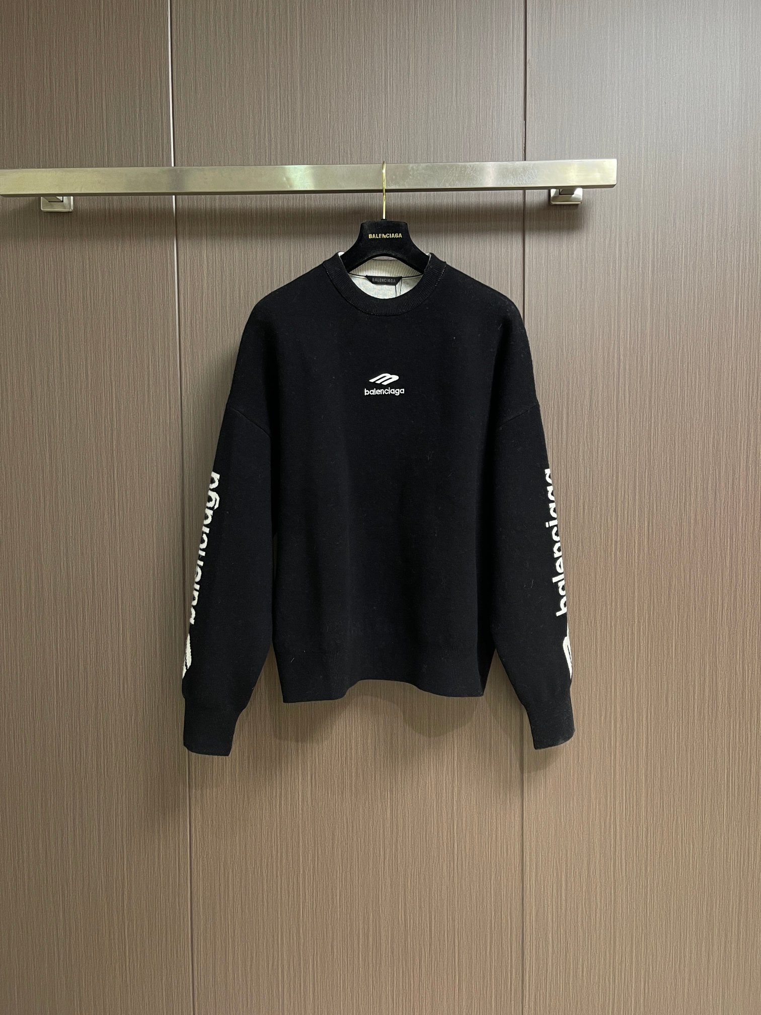 NO:645074,balenciaga 2025ss autumn and winter new 3B SPORTS ICON SKI round neck knitted sweater, round neck top double-sided wool blended knitted fabric with 3Bsports icon artwork embroidery on the front, and jacquard details on the sleeves. Sizes S-XL S size shoulder width 67 bust 128 length 68 M size shoulder width 69 bust 132 length 70 L size shoulder width 72 bust 136  Length 72 XL, shoulder width 73, bust 140, length 74, balenciaga, sweaters, alexander wang19860909balenciaga 2025ss秋冬新款3B SPORTS ICON SKI圆领针织毛衣,圆领上衣双面羊毛混纺针织面料正面饰以3Bsports icon艺术作品刺绣,衣袖点缀提花细节.尺码S-XL  S码肩宽67 胸围128 衣长68 M码 肩宽69 胸围132 衣长70 L码肩宽72 胸围136 衣长72 XL码 肩宽73 胸围140 衣长74,,balenciaga,sweaters,alexander wang,Men's clothing