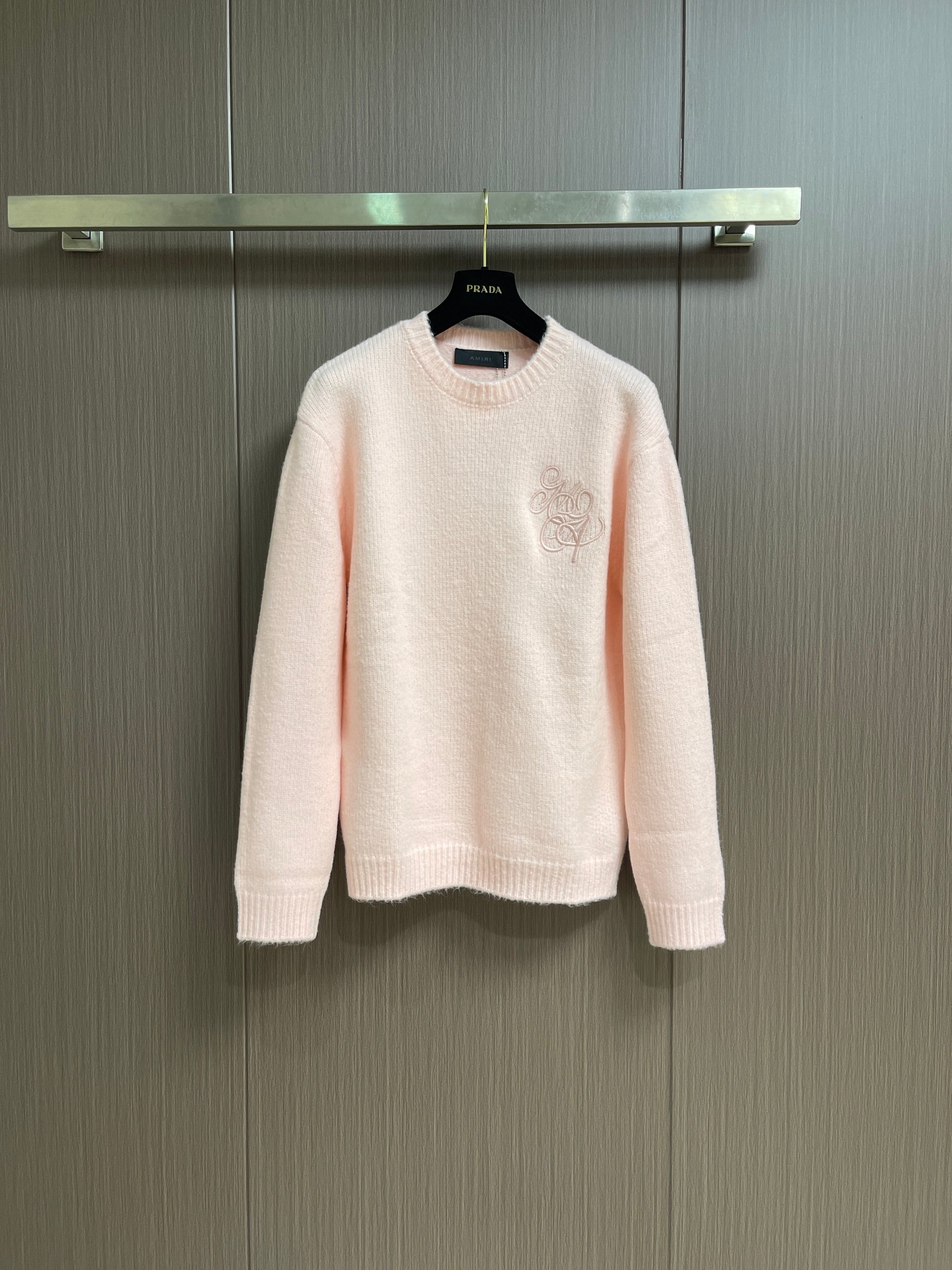 NO:645079,Amiri 2025ss new autumn and winter letter logo jacquard knitted sweater, imported original technical wool worsted!  The fine knitting is integrated, and the color mixed weaving is purely handmade. The grade is extremely high, highlighting the taste and luxury of clothing. The craftsmanship is exquisite!  Customized original craft thread Size M-XXL M size bust 108 shoulder width 49 length 67 sleeve length 63 L size bust 112 shoulder width 51 length 69 sleeve length 6419860909Amiri 2025ss秋冬新品字母logo提花针织毛衣,进口原版科技羊毛精纺！精细针织一体,色彩混织纯手工技艺呈现 档次极高,凸显衣着品味与奢华 工艺精湛！定制原版工艺螺纹 尺码M-XXL M码胸围108 肩宽49 衣长67 袖长63 L码 胸围112肩宽51 衣长69 袖长64 XL码 胸围116肩宽53 衣长71袖长65 XXL码胸围肩宽55 衣长73 袖长66,,amiri,sweaters,alexander wang,Men's clothing