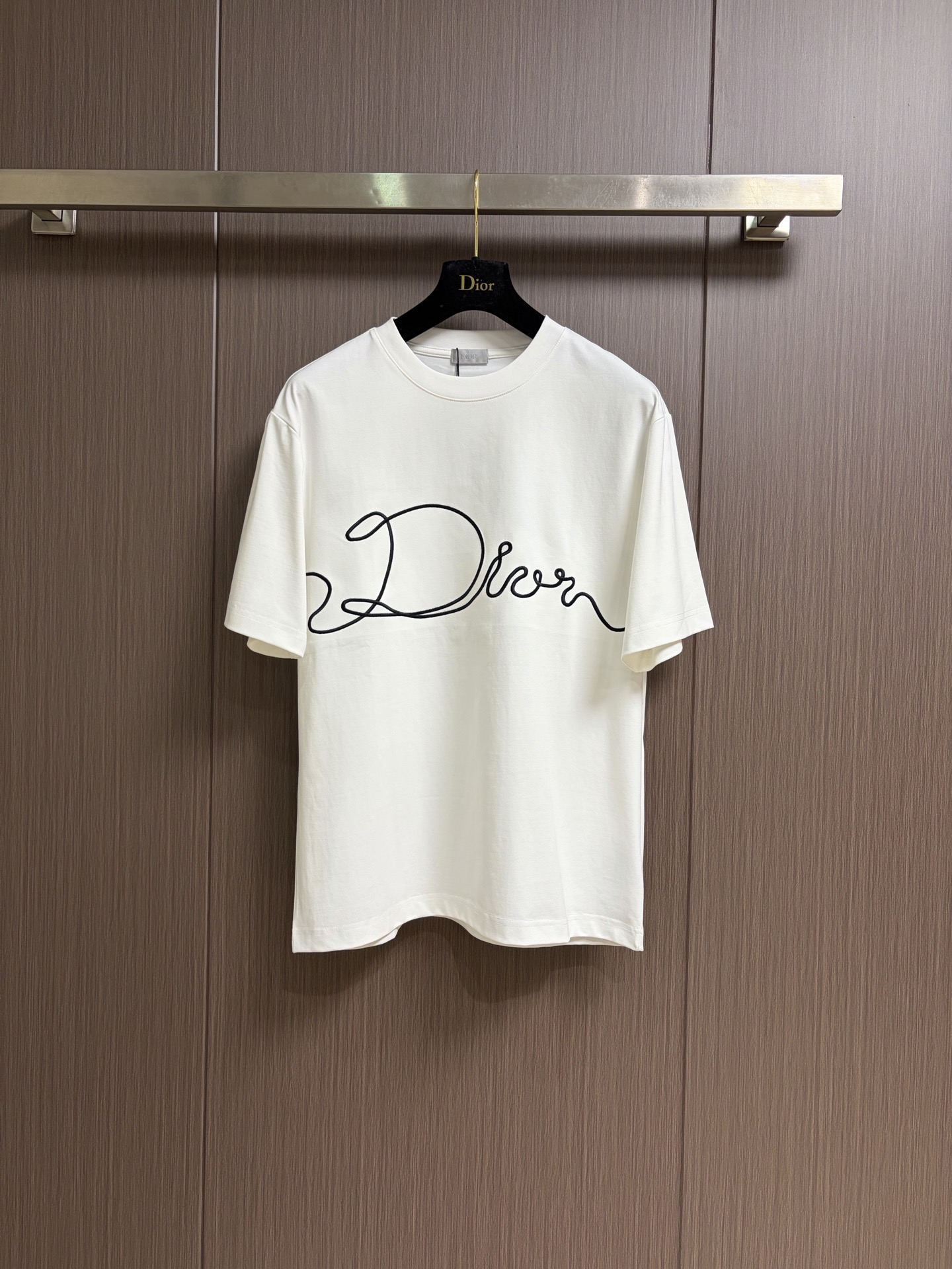 NO:726880,Support after-sales DIOR 2026ss summer new logo logo embroidery round neck short-sleeved T-shirt, customized customer-supplied fabrics selected mercerized cotton, light and breathable, silky and comfortable upper body, classic and versatile. Sizes S-XL S size bust 108 shoulder width 51 length 70 M size bust 112 shoulder width 53 length 72 L size chest 116 shoulder width 55 length 74 XL size  Bust 120, shoulder width 57, length 76, dior, T-shirt, tees, t-shirt,19860909支持年后售后 DIOR 2026ss 夏季新款logo标识刺绣圆领短袖T恤,定制客供面料精选丝光棉 轻薄透气 上身丝滑舒适 经典百搭 .尺码S-XL S码胸围108 肩宽51 衣长70 M码 胸围112肩宽53 衣长72 L码胸围116肩宽55 衣长74 XL码 胸围120 肩宽57 衣长76,,dior,T-shirt,tees，t-shirt,,Men's clothing