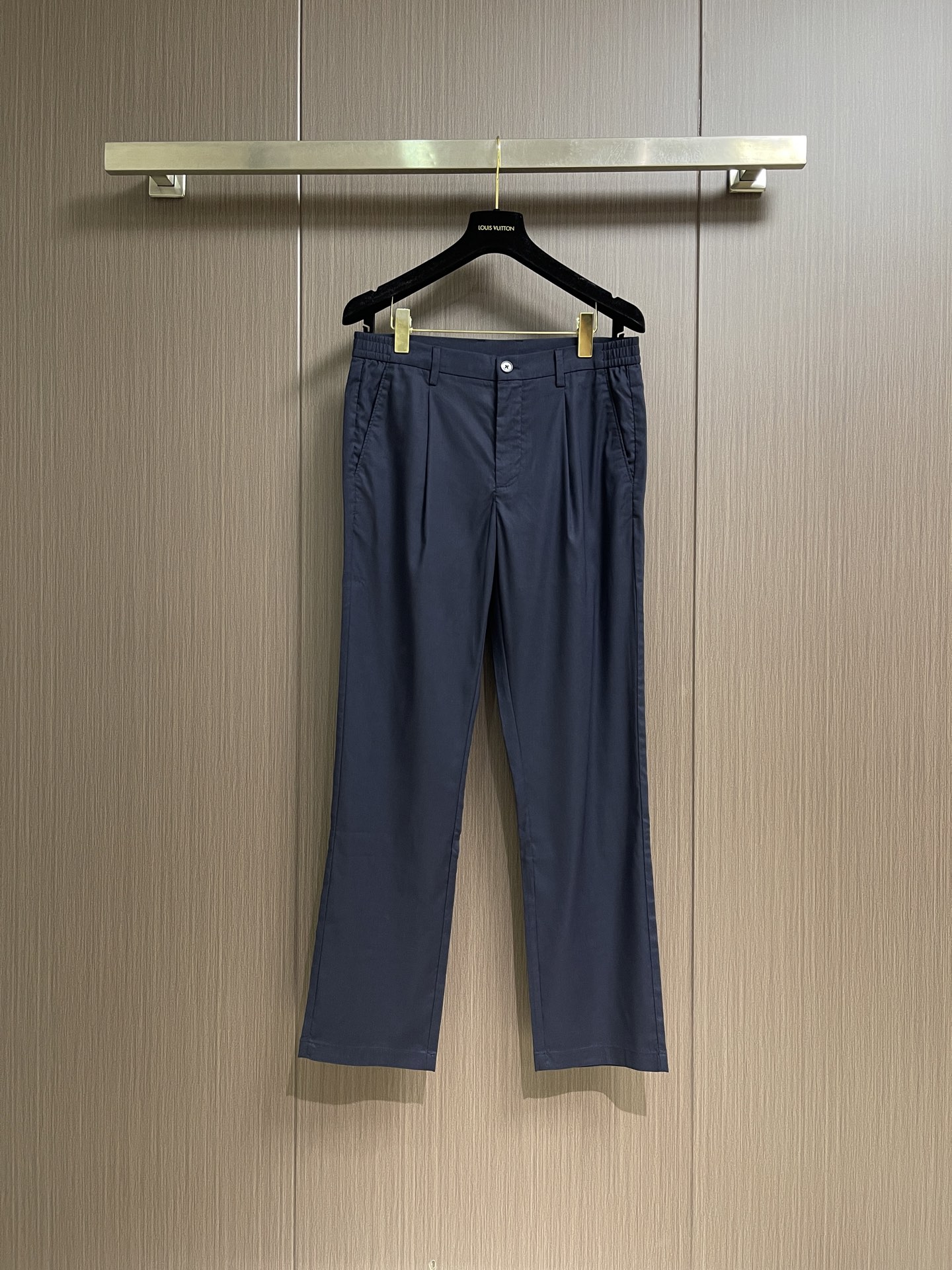 NO:744143,LP washed casual trousers, neat cuts visible to the naked eye, straight slim fit!  Dense and neat wiring, customized hardware with logo engraving, classic placket zipper, basic style, not too picky!  Size 31-32-33-34-36-38,,loro piana,19860909LP 水洗休闲裤 肉眼可见的利落裁剪,直筒修身款裤型！密实齐整走线,客供定制五金并有logo雕刻,经典门襟拉链,基础款,上身不挑人！尺码31-32-33-34-36-38,,loro piana,,Men's clothing