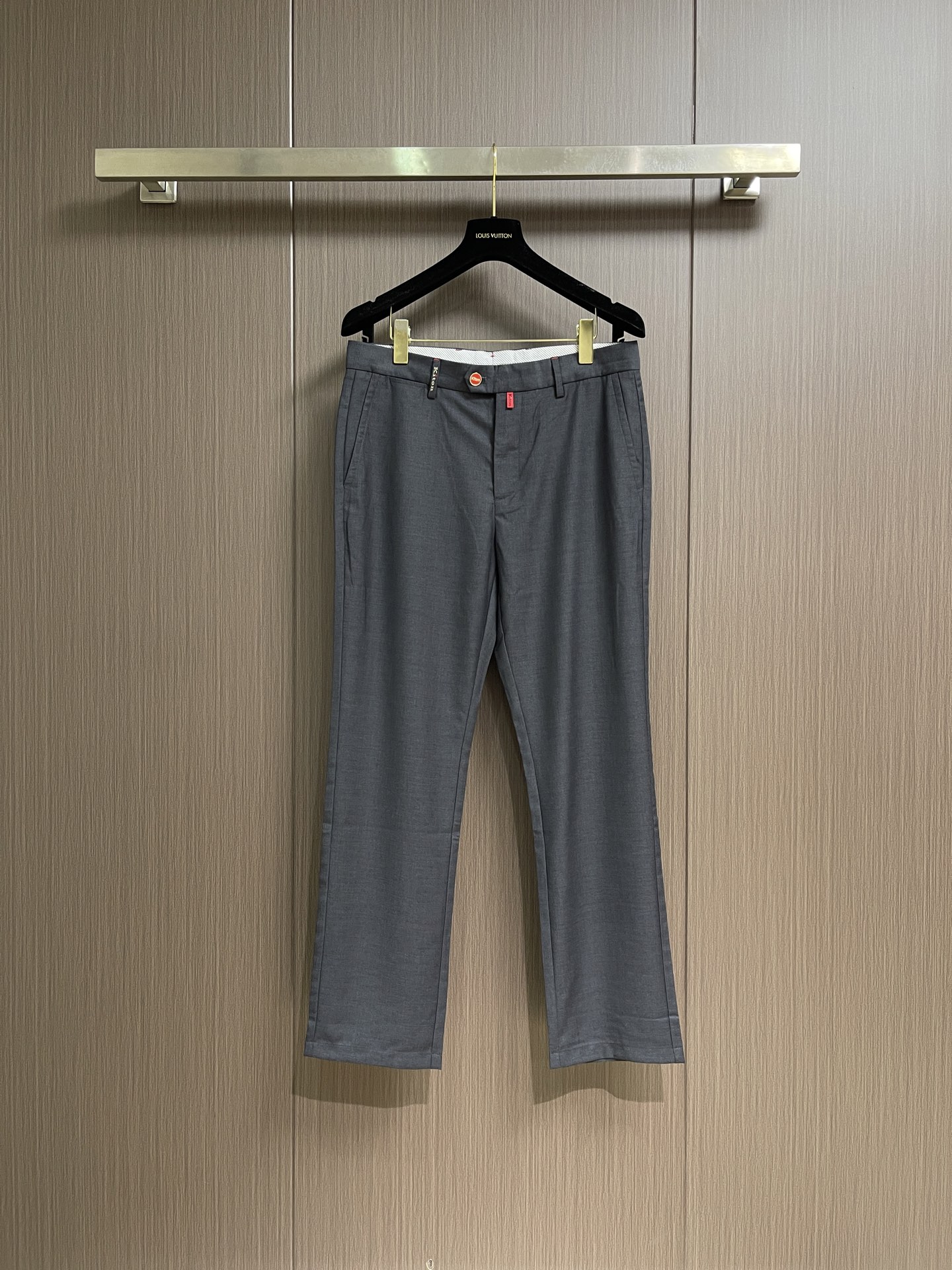 NO:744139,Kiton retro casual trousers!  The latest men's order configuration is made of perfect blended polyester virgin fabric with a sense of detail in all aspects, a must-have item for men's clothing!  It wins with high-end and excellent fabrics and exquisite tailoring. The vertical fabric has excellent touch, which raises the comfort and skin-friendliness to a new level. The texture is durable and charming, and has excellent thermal insulation performance. The upper body is very capable and handsome, and the design details of the back pocket show extraordinary quality!  The tailoring adheres to the consistent technique, slimming and fitting. It is a must-have item in your spring and summer thin wardrobe!  Size 31-32-33-34-36-38,,19860909Kiton 复古休闲西裤！男士最新订单配置各方面的细节感完美混纺涤纶初面料,男装必入单品！以高端出色的面料和精致剪裁取胜垂直面料触感极佳将舒适度与亲肤性抬升到新的梯度,肌理耐看有韵味,保暖性能优越,上身非常干练帅气后后暗袋设计细节彰显超凡品质！剪裁秉承一贯的手法,修身亦合体,春夏薄款季衣橱必纳入的单品！尺码31-32-33-34-36-38,,,Men's clothing