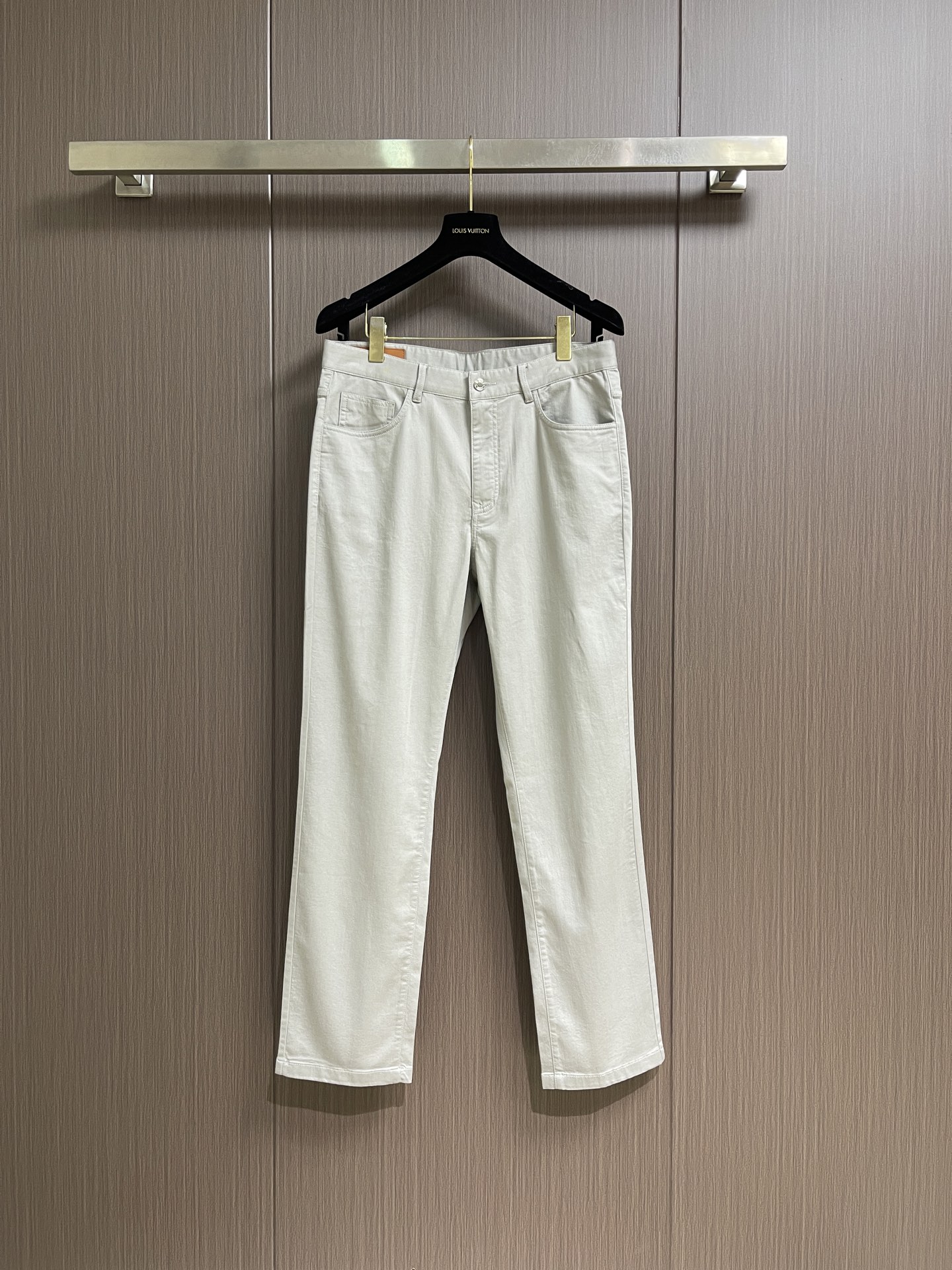 NO:744136,Hermes reverse brand logo multi-wash jeans. Needless to say the trouser style and cut, the upper body is exquisite and vivid, the real first-class top material, the most famous denim denim is selected, excellent quality, soft and comfortable, after multiple washes, the color is durable and fashionable. Size 31-32-33-34-36-38,,hermes,jeans,19860909Hermes 反转品牌标识多重水洗牛仔裤.裤型款式和剪裁亦无需多言,上身精致跃然,真正的一等一顶级质料,选用最有名丹宁牛仔布,品质卓越,柔软舒适,经过多重洗水,色系耐看时尚.尺码31-32-33-34-36-38,,hermes,jeans,,Men's clothing