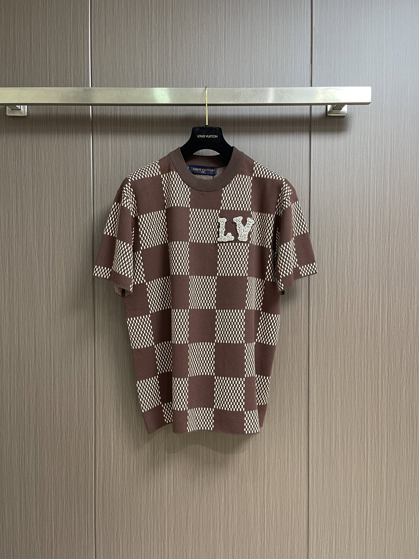 NO:836111,LV  Checkered beaded woolen short-sleeved T-shirt. The wool is made of fully combed cotton yarn. The fabric is woven using a 47W imported Stoll 16-needle ultra-fine machine from Germany. It is woven at a parallel and even speed with reference to the original three-color jacquard weave. Each piece takes 270 minutes. During the weaving, 7 sand spits are used to alternately knit back and forth. The number of knitting rows on the front garment alone is as high as 6352... Only after random inspection can seam selection, washing, and original ordering be made by hand.  Labels, wash marks, details down to wash mark height, stitching, final ironing, and general inspection before packaging and shipment; it is not like those ordinary computerized flat knitting machines, which are run to the limit in order to rush goods for efficiency. The knitted garments have different stitch sizes, lettering, and pattern patterns. The overall wiring is straight and delicate, the fabric is comfortable and soft, and the color is consistent without color difference. It can be matched with the same style to create a fashionable look and control various occasions. Customized accessories, complete three standards, the same style for men and women!  Size S-XL S size Bust Shoulder width 44 Length 69 M size Bust 112 Shoulder width 46 Length 71 L size Bust 116 Shoulder width 48 Length 73 XL size Bust 120 Shoulder width 50 Length 7519860909LV 格纹钉珠毛织短袖T恤,毛料选用全精梳棉纱纱线,织片采用价值47W一台的德国进口斯托尔16针超细机器进行编织,参照原版三色提花组织进行平行均速编织,每件耗时270分钟,编织时由7把沙嘴来回交替进行编织,单单一块前服挂毛编织行数就高达6352行...抽查后才能进行缝挑,洗水,纯手工订原版主标,洗水唛,细节到洗标高度,针法,最后烫衣,总查后才可进行包装出货；不会像那些普通电脑横机织出来,为了效率赶货,速度开到极限,织出来的衣片针路大小不一、走字码、花片情况.整体走线平直细腻,面料舒适柔软,颜色一致无色差,能与同款搭配营造时尚造型,驾驭各种场合,定制辅料,三标齐全,男女同款！尺码S-XL S码 胸围 肩宽44 衣长69 M码胸围112肩宽46 衣长71 L码 胸围116肩宽48 衣长73 XL码胸围120肩宽50 衣长75,,louis vuitton,T-shirt,tees，t-shirt,,Men's clothing