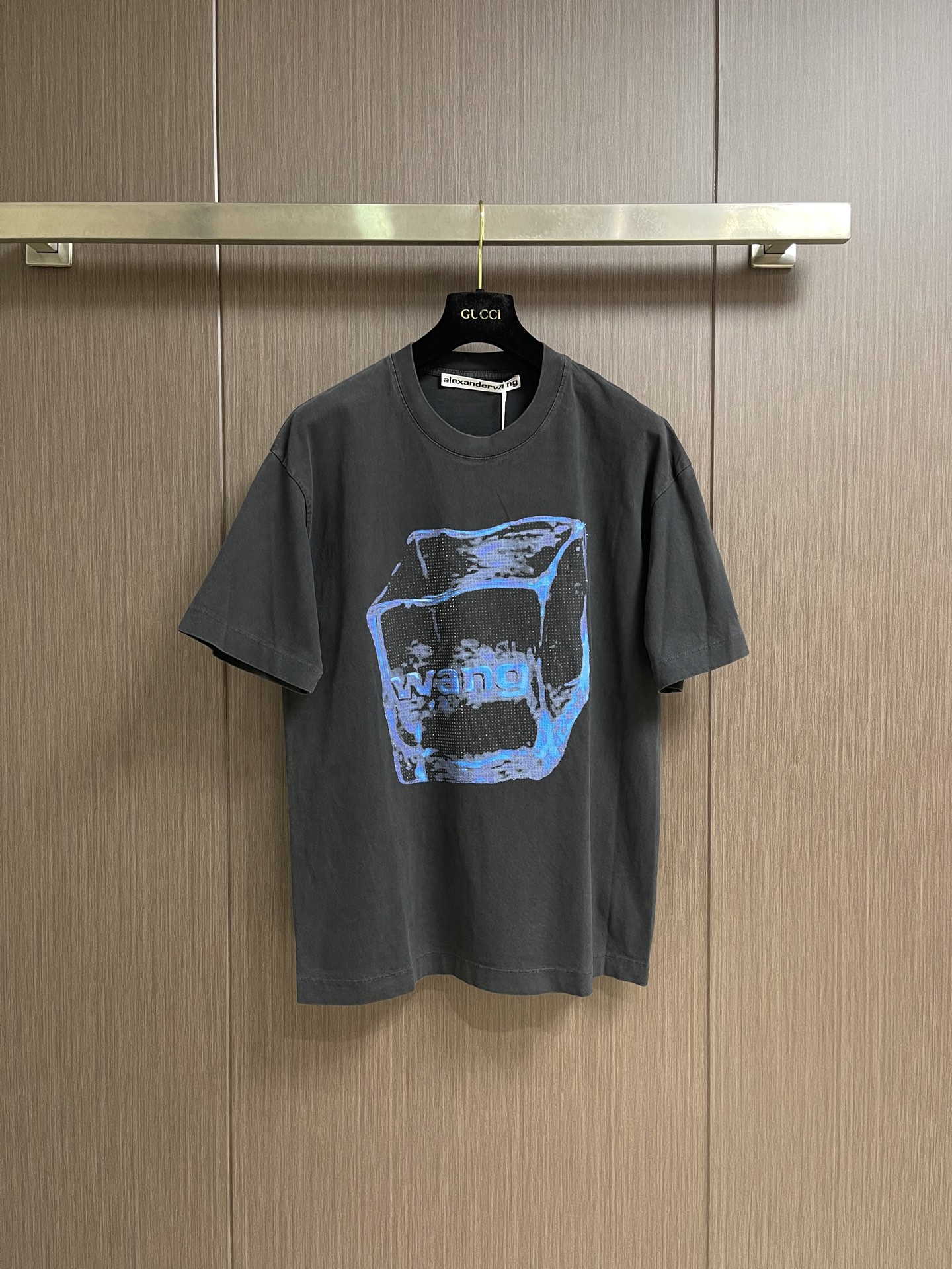NO:836120,Alexander Wang  The ice cube printed short-sleeved T-shirt, with its wide version and oversize tone, creates a casual and free lifestyle, closely combining the uninhibited life attitude with the trend attributes of the high street. The large ice cube wang pattern print on the chest is realistic and quite lifelike. The wang letters are presented in an incised way, which not only expresses the brand logo, but is also full of recognition. There is also a full-letter logo embroidered logo on the left cuff. The details are exquisite and the uninhibited high street begins. Sizes S-XL  S size, bust 106, shoulder width 50, length 69, size M, bust 112, shoulder width 52, length 71 L size, chest size 118, shoulder width 54, length 7319860909Alexander wang 冰块印花短袖T恤,宽阔的版型,oversize的腔调,营造随性洒脱的生活方式,将不羁的生活态度和高街的潮流属性紧密结合,胸口硕大的冰块wang图案印花,写实的风格,相当逼真,将wang字母用阴刻的方式呈现出来,既表达了品牌logo,又充满爆棚的辨识度,左袖口上还有全字母logo刺绣徽标,细节精致到位,高街不羁由此开幕.尺码S-XL S码 胸围106 肩宽50 衣长69 M码 胸围112 肩宽52 衣长71 L码 胸围118 肩宽54 衣长73 XL码 胸围124 肩宽56 衣长75,,versace,T-shirt,tees，t-shirt,,Men's clothing