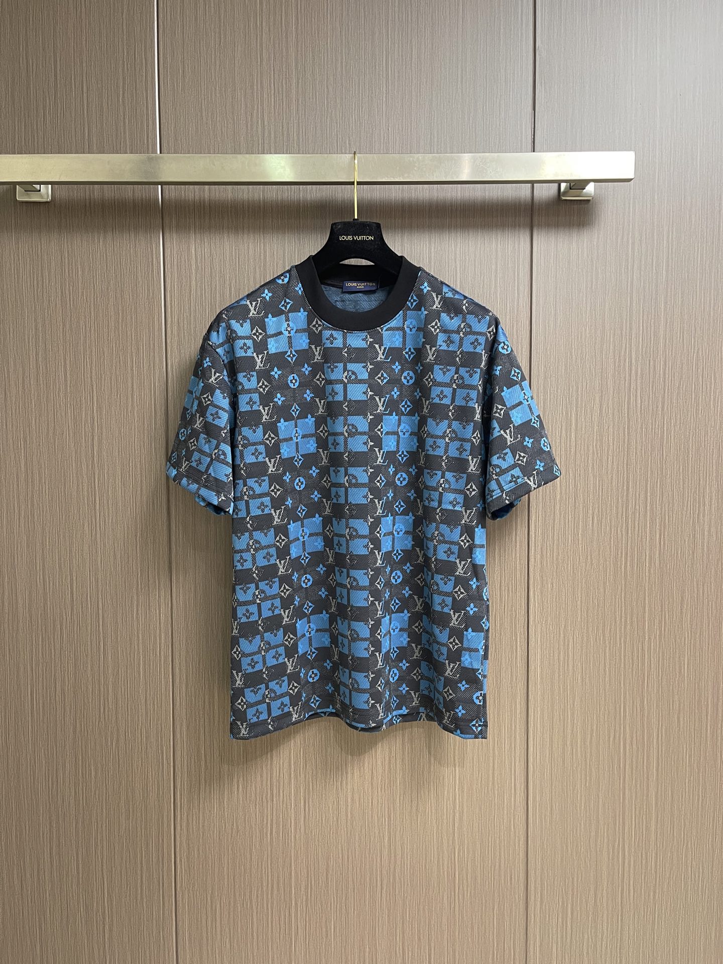 NO:837853,LV 2026ss new summer short-sleeved T-shirt, full of contrasting jacquard, pure cotton fabric!  It is close to the skin and comfortable, durable and easy to wear. It is very refreshing and comfortable to wear in daily life. The rib knitting on the neckline is smooth and tight, and the neckline will not be skewed when you toss it around. It has a loose version and you will find that it really looks good on the upper body. The overall design is minimalist and neat, and it is super versatile for daily wear!  Pair it casually with one to give you a youthful look. One piece will make you crazy about your outfit. It is a fashionable item that can never go wrong!  Size S-XL,,louis vuitton,T-shirt,tees,t-shirt,19860909LV 2026ss夏季新品短袖T恤,满身撞色提花,纯棉面料！贴肤舒适,耐看又好穿,日常穿着非常清爽穿感舒适,领口的罗纹针织平整紧密,随意折腾都不会领口歪斜,宽松版型,上身你就会发现真的好好看,整体极简利落,超级日常百搭！随随便便搭配一条就是青春的样子,一件就能为你的穿搭疯狂,绝不会出错的时髦单品！尺码S-XL,,louis vuitton,T-shirt,tees，t-shirt,,Men's clothing
