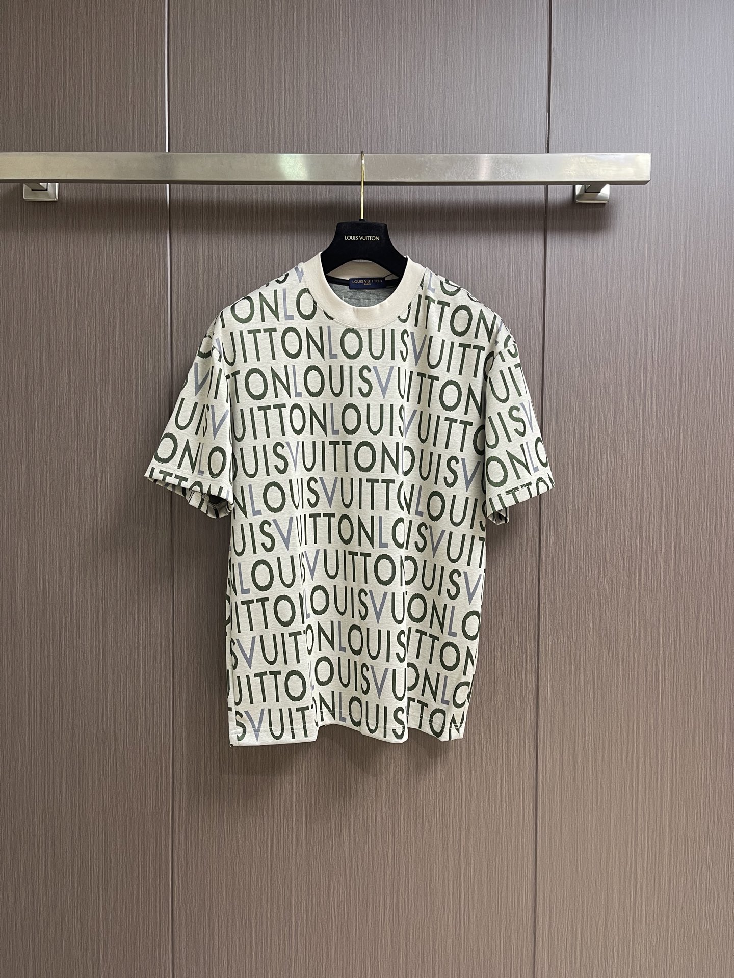 NO:837859,LV  The short-sleeved T-shirt with all-over letters is made of imported high-count combed cotton fabric, which is soft and skin-friendly, has excellent hygroscopicity and breathability, and is not stuffy and not easily deformed when worn for a long time, giving the item a comfortable wearing experience and durability; the neckline adopts a classic round-neck cut, with high-elastic rib binding technology, which is resistant to pulling.  It is not easy to loosen and fits the neck line for a more simple and elegant look; the body is fully printed with the brand letter pattern, using digital direct-injection printing technology, which has high color reproduction and is firm and not easy to fall off. The letters are arranged in a well-proportioned manner, creating a strong visual impact and brand recognition. Sizes S-XL, Louis  vuitton,T-shirt,tees,t-shirt,19860909LV 满印字母短袖T恤,采用进口高支精梳棉面料,触感柔软亲肤,兼具优秀的吸湿性与透气性,久穿不闷且不易变形,赋予单品舒适的穿着体验与耐用性；领口采用经典圆领剪裁,搭配高弹罗纹包边工艺,耐拉扯不易松垮,贴合颈部线条更显简约大气；衣身满印品牌字母图案,采用数码直喷印花工艺,色彩还原度高且牢固不易脱落,字母排列错落有致,打造出强烈的视觉冲击与品牌辨识度.尺码S-XL,,louis vuitton,T-shirt,tees，t-shirt,,Men's clothing