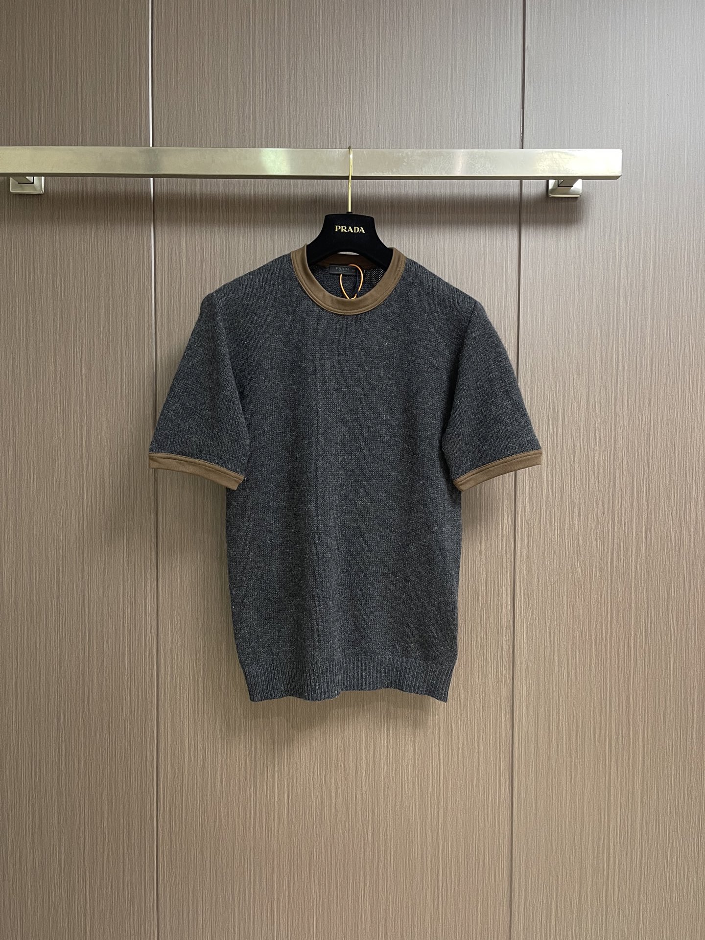 NO:837863,Prada triangle logo short-sleeved knitted T-shirt sweater, custom-woven night blue cloud cashmere, light and fluffy, soft and waxy cloud feel. Charcoal gray brown tone, with effortless old money aesthetic nobility, sky blue contrast rib, outlines just the right sense of sophistication. The iconic triangle logo is embellished on the back, low-key yet dignified, and is an elegant continuation of the brand DNA. The neat tailoring hides the flesh and makes you slim, adapts to all body shapes, and easily creates the golden ratio of short top and long bottom. Perfect interpretation of old money style less is  more's dressing philosophy, showing relaxation and casualness. The custom-made special knitting machine is manually controlled by craftsmen and the human-machine collaborative knitting logic adjusts yarn tension in real time and controls the rise and fall of knitting needles to form the Prada triangle logo with a three-dimensional concave and convex texture. Professional equipment is paired with exclusive detergents to deeply clean and remove odors, optimizing fabric softness and wearing experience. The overall wiring is straight and delicate, the fabric is comfortable and soft, and the color is consistent without color difference.  It can be matched with the same style to create a fashionable look, and can be used in various occasions. Customized accessories, complete with three standards, same style for men and women!  Size S-XL 48-54, size 48 bust 96, shoulder width 41, length 64, size 50 bust 100, shoulder width 42.5, length 66, size 52 bust 104, shoulder width 44, length 68, size 54 bust 108, shoulder width 45.5, length 70, prada, sweaters, T-shirt, tees, t-shirt, gold,19860909Prada 三角徽标短袖针织T恤毛衣,定织夜澜云絮羊绒,轻盈蓬松,软糯云感.炭灰棕调,自带不费力的老钱美学贵气感,天蓝色撞色罗纹,勾勒恰到好处的精致感.标志性三角徽标点缀于后背,低调不又显贵,是品牌DNA的优雅延续.利落剪裁藏肉显瘦,适配所有身形,轻松打造上短下长的黄金比例.完美诠释老钱风less is more的穿搭哲学,尽显松弛随性.通过匠人手工操控定制化专用编织机 人机协同的编织逻辑,实时调整纱线张力,控制织针起落,形成具有立体凹凸肌理的Prada三角徽标.专业设备搭配专属洗涤剂,深度清洁去味、优化面料柔软度与穿着体感.整体走线平直细腻,面料舒适柔软,颜色一致无色差 能与同款搭配营造时尚造型,驾驭各种场合,定制辅料,三标齐全,男女同款！尺码S-XL 48-54 48码胸围96 肩宽41衣长64 50码胸围100肩宽42.5衣长66 52码胸围104肩宽44衣长68 54码胸围108肩宽45.5 衣长70,,prada,sweaters,T-shirt,tees，t-shirt,gold,,Men's clothing