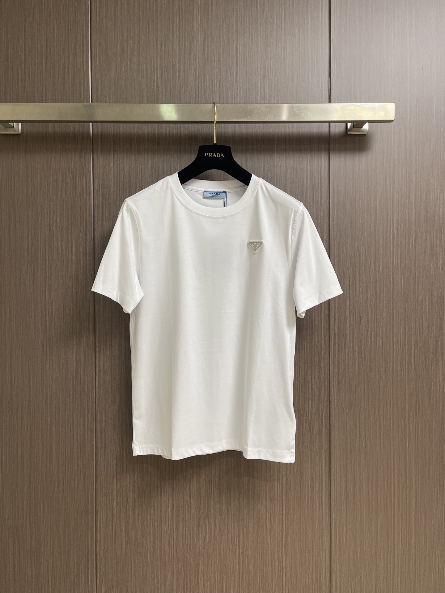 NO:839930,Prada triangle logo short-sleeved T-shirt, customized ammonia silk protein double weaving. Breathable and refreshing, comfortable and close to the skin. The color is pure and elegant. The iconic Prada triangle logo embellishes the chest to highlight the brand charm. Hidden in the public and visible in the mind. The ultimate form of modern luxury. Wear the T-shirt as a walking minimalist art. The imported special machine infrared is used to locate the 'Prad triangle logo' position more accurately. It is firm and strong, and the fabrics have been washed. It has a better hand feel and texture. It is not easy to deform, not easy to shrink, not easy to fade.  Maintain long-term beauty. The overall wiring is straight and delicate, the fabric is comfortable and soft, and the color is consistent without color difference. It can be matched with the same style to create a fashionable look and control various occasions. Customized accessories, complete with three standards, same style for men and women!  Size M-3XL,,prada,T-shirt,tees,t-shirt,19860909Prada 三角徽标短袖T恤,定制氨丝蛋白双生织 透气清爽 舒适贴肤 色调纯净而高雅 标志性Prada三角标点缀胸前 彰显品牌魅力 隐于众 显于智 现代奢侈的终极形态 把T恤穿成行走的极简艺术.采用进口专机红外线定位'Prad三角标'位置更为精准 牢固结实,面料都经过浇洗 手感质感更佳 不易变形 不易缩水 不易褪色 保持长久的美观.整体走线平直细腻,面料舒适柔软,颜色一致无色差 能与同款搭配营造时尚造型,驾驭各种场合,定制辅料,三标齐全,男女同款！尺码M-3XL,,prada,T-shirt,tees，t-shirt,,Men's clothing
