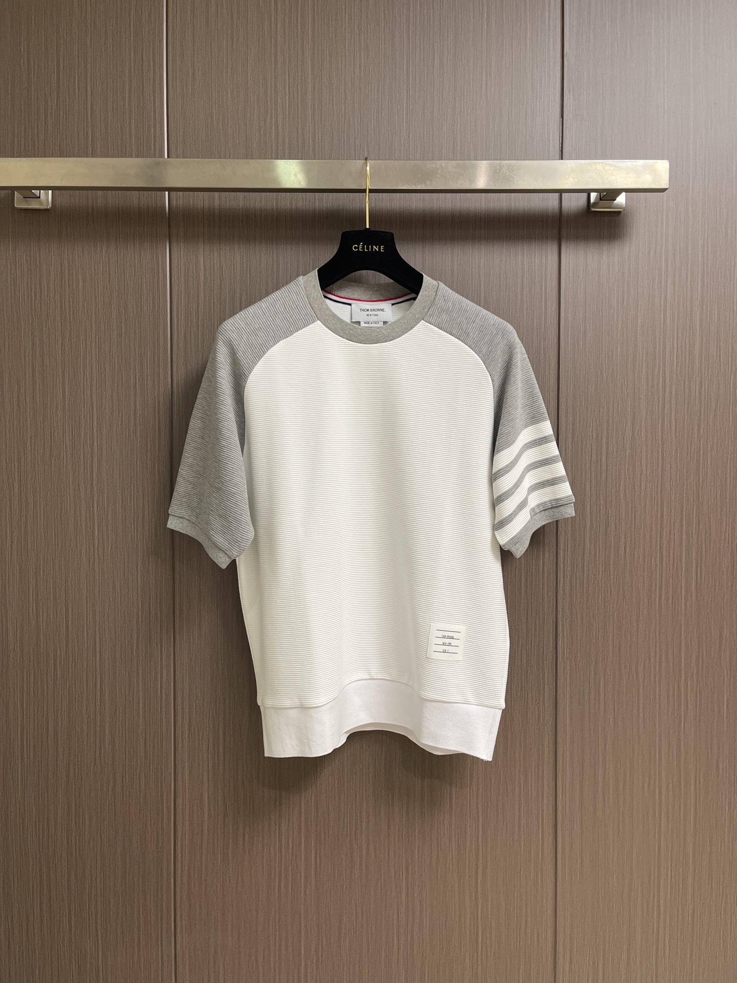 NO:837850,Thom Browne TB 2026SS raglan sleeves contrasting color short-sleeved T-shirt, color spun custom fabric 380g water ripple combed cotton, minimum order quantity 1 ton, computer positioning lathe cutting, blue and white color matching, gray and white color matching collar and hem customized 380g flat machine thread, counterpoint to point classic contrasting color water ripple lines, the upper body is particularly good. Size 1-2-3-4 1 code, bust 102, length 66, sleeve length 39  Size 2, bust 108, length 68, sleeve length 40, size 3, bust 114, length 70, sleeve length 41, size 4, bust 120, length 72, sleeve length 42, T-shirt, tees, t-shirt,19860909Thom Browne TB 2026SS插肩袖撞色短袖T恤,色纺定制面料380克水波纹精梳棉,起订量1吨 电脑定位车床裁剪,蓝白拼色,灰白拼色领口下摆定制380克横机螺纹,对位对点经典撞色水波纹线条上身特别好.尺码1-2-3-4 1码 胸围102衣长66 袖长39 2码 胸围108衣长68 袖长40 3码 胸围114 衣长70 袖长41 4码 胸围120衣长72 袖长42,,T-shirt,tees，t-shirt,,Men's clothing
