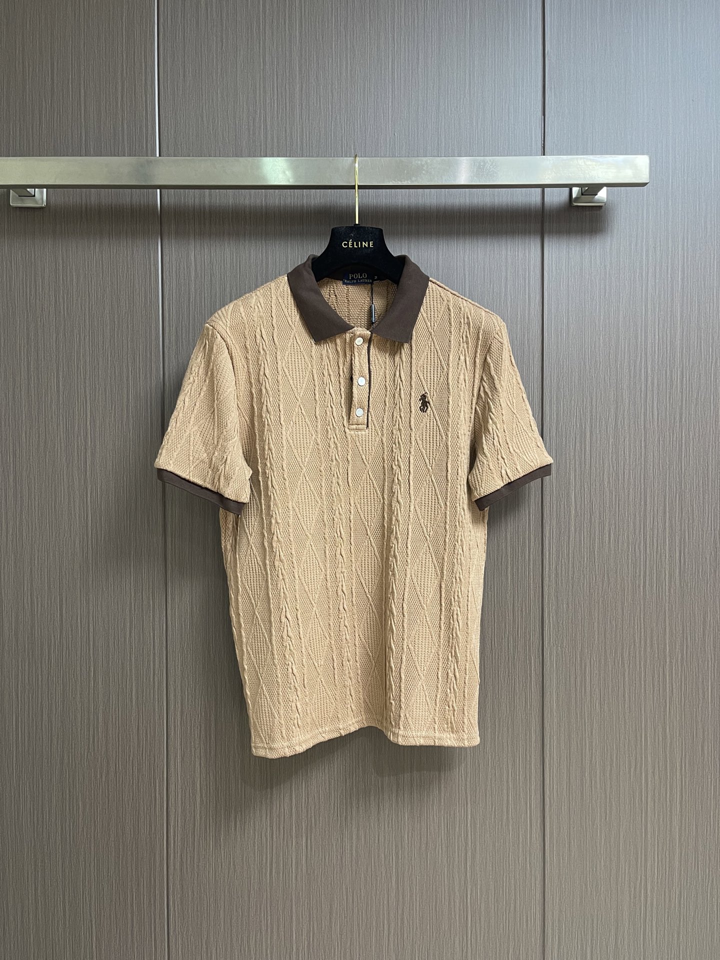 NO:837808,RALPH LAUREN Ralph Lauren pony logo small twist knitted short-sleeved Polo shirt, RALPH’s small twist is so amazing!  The soft and waxy knitted fabric is very comfortable to wear, and has a vertical twist texture, making it easy to create a relaxed old-money style!  Whether worn alone or layered, it is super stylish. Sizes S-XL, loro piana, T-shirt,19860909RALPH LAUREN 拉夫劳伦小马标小麻花针织短袖Polo衫,拉夫这件小麻花太绝了！软糯针织面料贴身穿巨舒服,自带垂直感的麻花纹理,轻松拿捏松弛老钱风！不管是单穿还是叠穿都超有质感.尺码S-XL,,loro piana,T-shirt,,Men's clothing