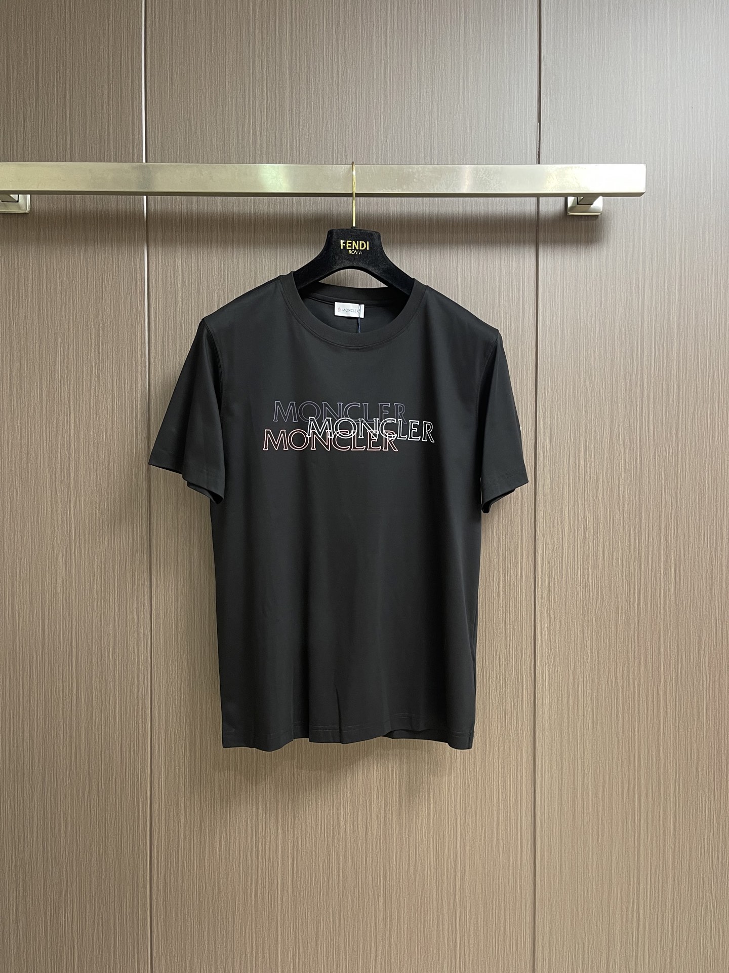 NO:837815,Moncler's new three-color hollow printed short-sleeved T-shirt is made of custom-made high-density water-soft cotton fabric with added anti-static technology. The three-color staggered hollow printed pattern design on the chest is not too exaggerated. The simple and clear three-color contrasting design and matching can better reflect the model of art!  Three standards are complete. Sizes M-3XL, T-shirt, tees, t-shirt,19860909Moncler 新品三色镂空印花短袖T恤,定制克高密水柔棉面料,增加抗静电工艺,胸前三色错位镂空印花图案设计,没有太多的浮夸,简单明了的三色撞色设计搭配,更能体现艺术的典范！三标齐全.尺码M-3XL,,T-shirt,tees，t-shirt,,Men's clothing
