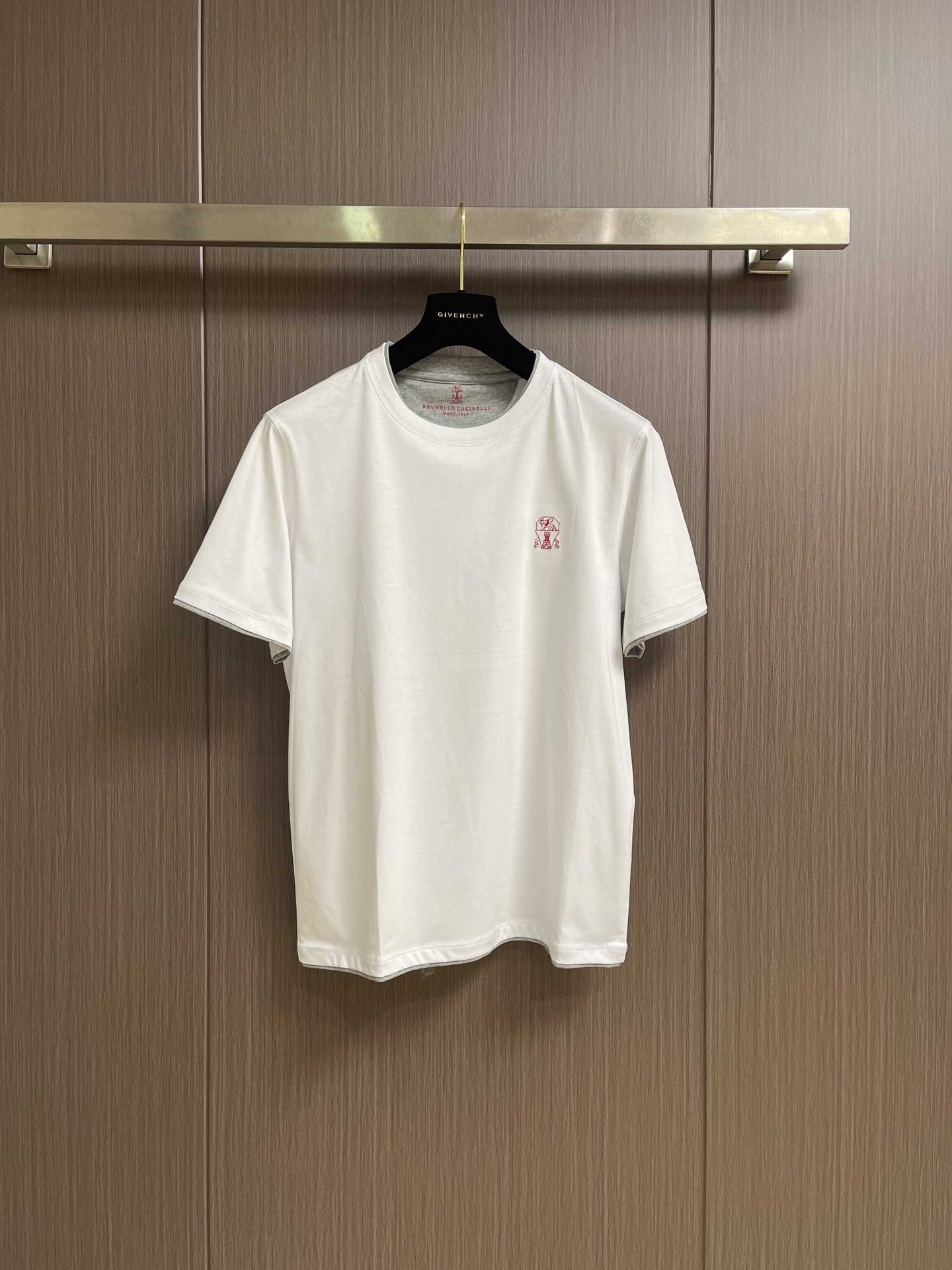 NO:837821,Brunello Cucinelli BC fake two-piece round neck short-sleeved T-shirt with embroidery on the chest, 2026SS early spring new short-sleeved shirt. Men's daily outing with closed eyes and high-end custom fabric short-sleeved shirt. The charm lies in creating a simple and luxurious fashion. You can match it casually to feel the unique British style.  The loose fit shows a casual style. Sizes M-3XL, brunello cucinelli, T-shirt, tees, t-shirt,19860909Brunello Cucinelli BC 胸前刺绣假两件圆领短袖T恤,2026SS早春新款短袖 男士日常出门闭眼搭高级定制面料短袖 魅力在于创造了简约奢华感的时尚,随意搭配感受英式风格独特气质．宽松的版型展现出休闲随意的风格.尺码M-3XL,,brunello cucinelli,T-shirt,tees，t-shirt,,Men's clothing