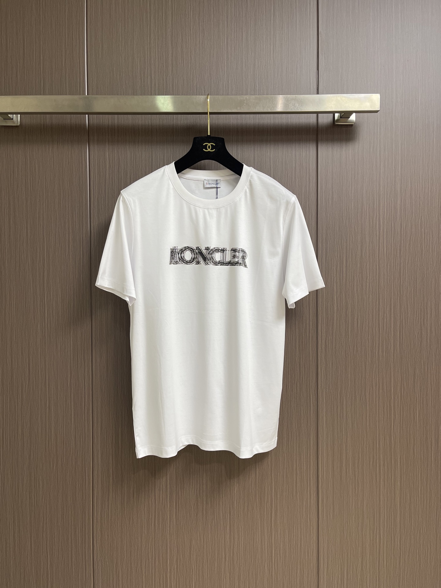 NO:837824,MONCLER  The new spring and summer 2026 T-shirts are made of Xinjiang long-staple cotton. The fiber length and strength are far superior to ordinary cotton. The fabric is anti-pilling, anti-stretching, and breathable and sweat-absorbent, making it suitable for summer wear. The woven fabric has both softness and stiffness, and is not too thin.  It retains the 'silky smooth' touch of long-staple cotton and is highly skin-friendly. The MONCLER brand personalized design letters on the chest of this T-shirt are designed and printed, highlighting the low-key charm of personality. Sizes M-3XL, tees, t-shirt,19860909MONCLER 2026春夏新款T恤,面料采用新疆长绒棉,纤维长度和强度远超普通棉,面料抗起球、抗拉伸,且透气吸汗,适合夏季穿着.织出的面料兼具柔软度与挺括感,不会过于单薄,同时保留长绒棉“丝绸般顺滑”的触感,亲肤性强.这款T恤胸前的MONCLER品牌个性设计字母做了设计印花,彰显个性低调的魅力.尺码M-3XL,,tees，t-shirt,,Men's clothing