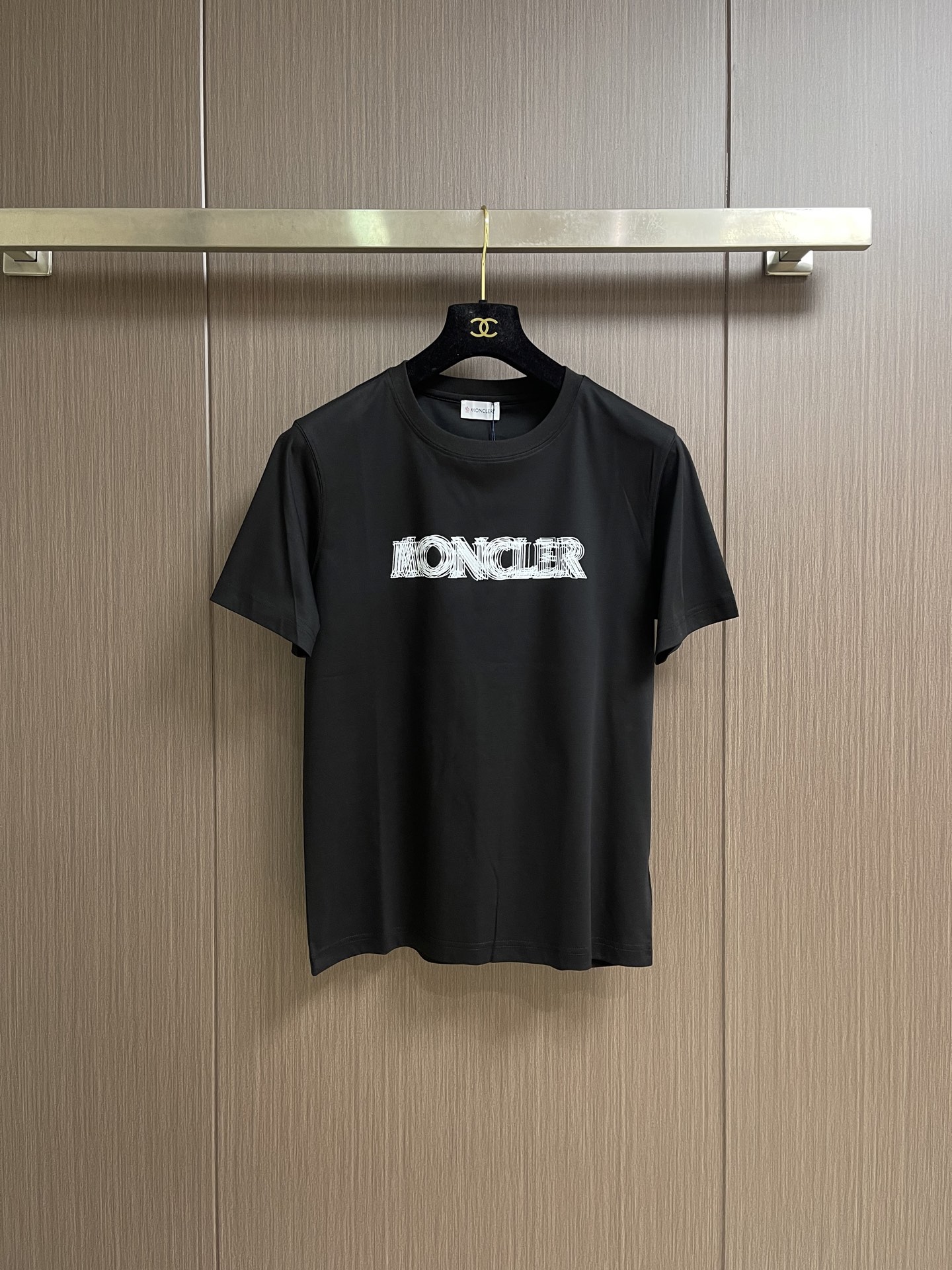 NO:837829,MONCLER  The new spring and summer 2026 T-shirts are made of Xinjiang long-staple cotton. The fiber length and strength are far superior to ordinary cotton. The fabric is anti-pilling, anti-stretching, and breathable and sweat-absorbent, making it suitable for summer wear. The woven fabric has both softness and stiffness, and is not too thin.  It retains the 'silky smooth' feel of long-staple cotton and is highly skin-friendly. The personalized design letters of the MONCLER brand on the chest of this T-shirt are designed and printed, highlighting the low-key charm of personality. Sizes M-3XL,, tees, t-shirt,19860909MONCLER 2026春夏新款T恤,面料采用新疆长绒棉,纤维长度和强度远超普通棉,面料抗起球、抗拉伸,且透气吸汗,适合夏季穿着.织出的面料兼具柔软度与挺括感,不会过于单薄,同时保留长绒棉“丝绸般顺滑”的触感,亲肤性强.这款T恤胸前的MONCLER品牌个性设计字母做了设计印花,彰显个性低调的魅力,尺码M-3XL,,tees，t-shirt,,Men's clothing