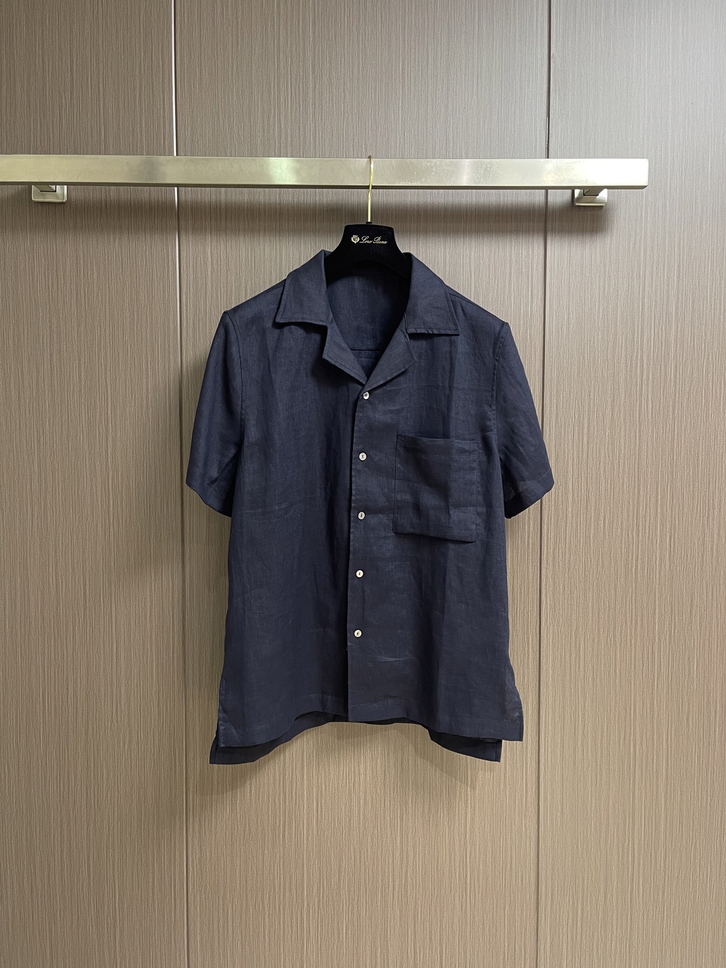 NO:837834,LP Loropiana's new spring and summer short-sleeved shirt. This lightweight cotton shirt is made of linen fabric. It has a classic and simple design and refreshing colors. It is the most worth buying item this season. It has a simple and elegant design. It is a must-have for fashion and is easy to control!  An indispensable style with simple design, three-dimensional tailoring, moderate length to beautify the proportions of the upper body, and a very modern and versatile shape!  Size M-XXL,,loro piana,loro piana,shirts,T-shirt,19860909LP Loropiana 春夏新款短袖衬衫,本款轻盈棉质衬衣采用亚麻质地面料,经典简约设计搭配,清爽色调,这一季最值得入手的单品,简约大气又精致的小设计,时髦精必入,超好驾驭！简约设计款不可或缺款式,立体剪裁,适中长度修饰美化上身比例,造型上极具现代百搭可塑性！尺码M-XXL,,loro piana,loro piana,shirts,T-shirt,,Men's clothing