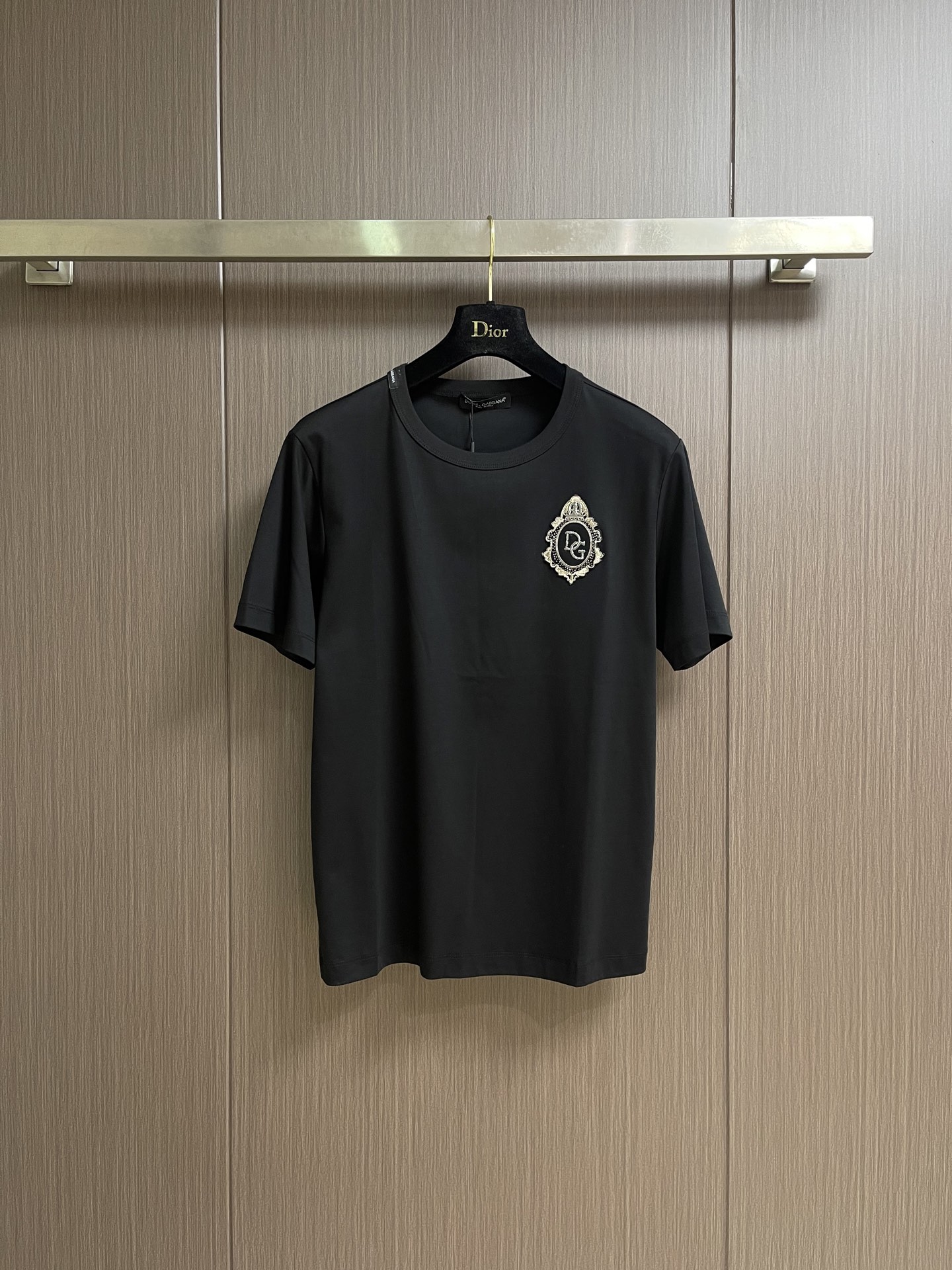 NO:842760,DG 2026ss new summer shield badge round neck short-sleeved T-shirt is clearly identifiable and effectively flaunts the brand identity. The designer uses the LOGO pattern for a unique and innovative interpretation, and it is integrated into the fabric with custom weaving technology, making it natural!  High-end materials are imported from Egypt, and the finest long-staple cotton raw materials from the Nile River area are selected for excellent lighting. They are custom-woven and dyed in a century-old Italian workshop. Their breathability is also unparalleled, and you can enjoy the ultimate luxury!  Size M-3XL,,T-shirt,tees,t-shirt,19860909DG 2026ss夏季新款盾牌徽章圆领短袖T恤,辨识度鲜明,有力标榜了品牌身份,通身设计师运用LOGO图案进行别具一格的创新演绎,以定织工艺融于面料中,浑然天成！客供埃及进口高级物料,甄选尼罗河区域光照极好的上等长绒棉花原料,经过意大利百年工坊定织定染而成,透气性亦无敌优越,奢华极致享受！尺码M-3XL,,T-shirt,tees，t-shirt,,Men's clothing