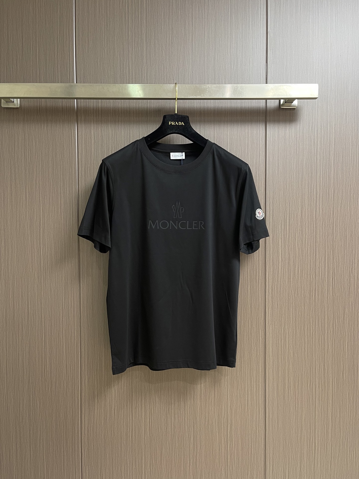NO:839935,Moncler  Glue printed pattern round neck pullover short-sleeved T-shirt. This white short-sleeved shirt is made of high-count combed cotton fabric, treated with ammonia pre-shrinking and mercerization process. It feels smooth and skin-friendly, breathable and sweat-absorbent and has excellent wrinkle resistance. The color fastness reaches level 4 or above.  , not easy to yellow and deform after long-term washing. The neckline is made of high-elastic ribbing with three-needle hemming technology, which is not easy to loosen and curl after repeated wear; the side seams of the body are made of double-needle embedded clip technology, which ensures smooth and firm routing and reduces skin friction. Chest  The front brand logo adopts imported glue printing process, the pattern is clear and delicate, has strong adhesion, and is not easy to crack and fall off; the cuffs and hem adopt the flat seam sewing process, the stitching is fine and even, and there are no excess threads. The ready-made garments undergo multiple quality inspection processes such as stitching, ironing, and decontamination. The version is loose and comfortable, suitable for daily commuting, leisure travel and other scenes, with both simple texture and practical wearability. The overall wiring is straight and delicate, the fabric is comfortable and soft, and the color is consistent without color difference.  It can be matched with the same style to create a fashionable look, and can be used in various occasions. Customized accessories, complete with three standards, same style for men and women!  Size M-3XL,,T-shirt,tees,t-shirt,19860909Moncler 胶浆印花图案圆领套头短袖T恤,这款白色短袖采用高支精梳棉面料,经氨预缩与丝光工艺处理,触感柔滑亲肤,透气吸汗且抗皱性优异,色牢度达4级以上,久洗不易发黄变形.领口采用高弹力罗纹搭配三本针包边工艺,反复穿着不易松弛卷边；衣身侧缝采用双针埋夹工艺,走线平整牢固,减少皮肤摩擦感.胸前品牌标识采用进口胶浆印刷工艺,图案清晰细腻、附着力强,不易开裂脱落；袖口与下摆采用平缝锁边工艺,针脚细密均匀,无多余线头.成衣经针、整烫、去污等多道质检工序,版型宽松舒适,适配日常通勤、休闲出游等多种场景,兼具简约质感与实穿性.整体走线平直细腻,面料舒适柔软,颜色一致无色差 能与同款搭配营造时尚造型,驾驭各种场合,定制辅料,三标齐全,男女同款！尺码M-3XL,,T-shirt,tees，t-shirt,,Men's clothing