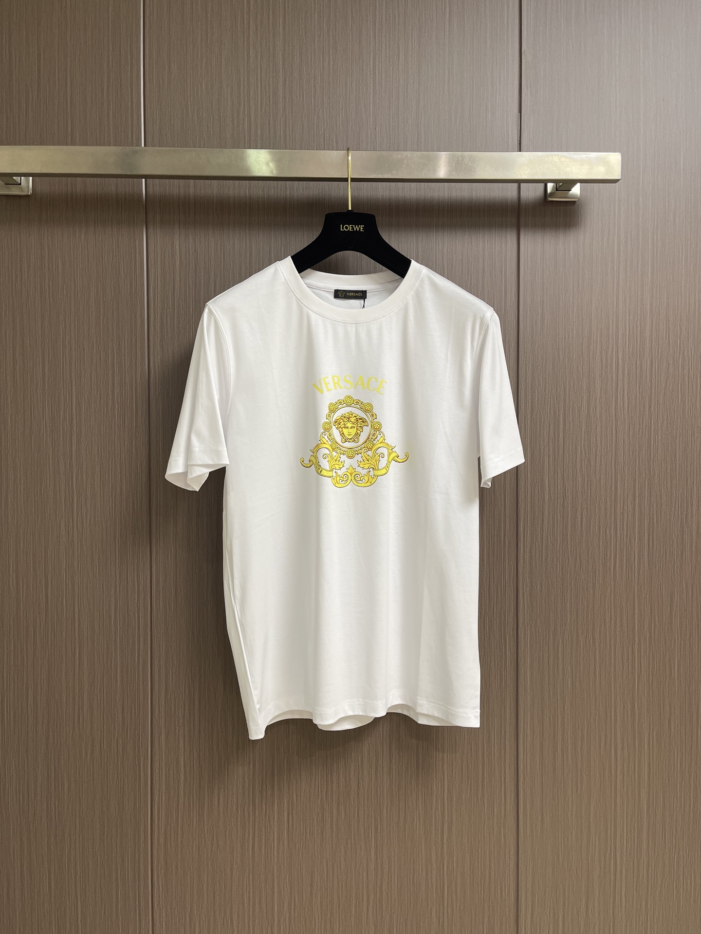 NO:837839,Versace 2026ss early spring new chest Medusa printed short-sleeved T-shirt. The fabric is made of 240g 32-count double sand pure cotton. It uses imported digital printing for 1-1 precise positioning. The process uses 4 needles and 6 threads. The accessories are original and customized. The hardware is comfortable to wear, breathable, does not pill, is handmade and comfortable, is thick and does not deform. Size M-3XL,,versace,T-shirt,tees,t-shirt,19860909Versace 2026ss早春新款胸前美杜莎印花短袖T恤,面料采用240克32支双沙纯棉,采用进口数码印1-1精准定位,工艺采用4针6线 辅料原版定制五金穿着舒适 透气 不起球 手工舒适 厚实不变形.尺码M-3XL,,versace,T-shirt,tees，t-shirt,,Men's clothing