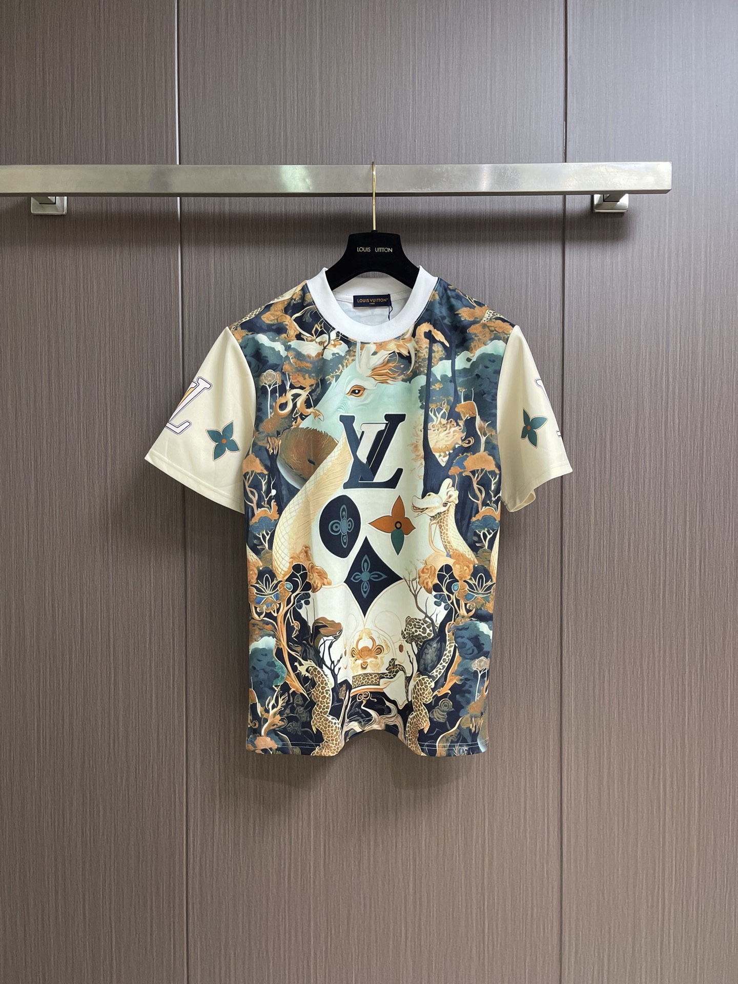 NO:837849,Tops Shorts LV 2026ss spring and summer new short-sleeved T-shirt shorts suit, fantasy national style printed short-sleeved suit, Coca-Cuba cotton. It combines the brand's classic logo and fantasy national style printing design. The suit is easy to match, has high brand recognition and artistic personality, and has outstanding texture. Slim fit. Sizes S-XL, Louis Vuitton, shorts, T-shirt, tees, t-shirt,19860909上衣 短裤 LV 2026ss春夏新款短袖T恤短裤套装,奇幻国风印花短袖套装,克古巴棉 融合品牌经典标识与奇幻国风印花设计,套装搭配便捷,兼具高品牌辨识度与艺术个性,质感出众 修身版型.尺码S-XL,,louis vuitton,shorts,T-shirt,tees，t-shirt,,Men's clothing