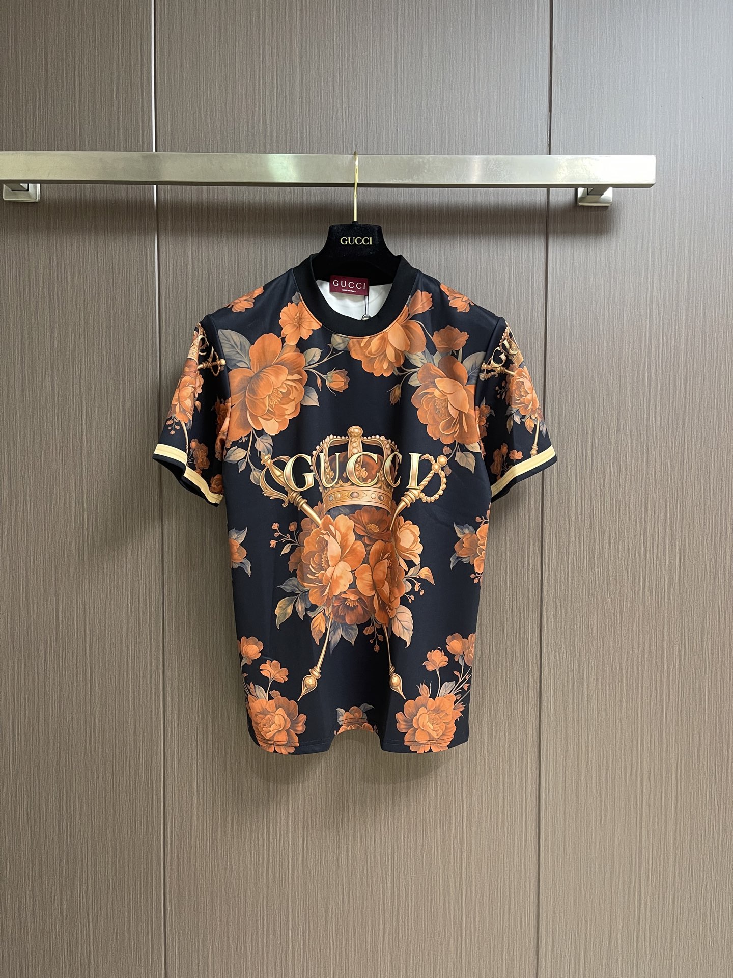 NO:837855,Tops Shorts GUCCI 2026ss new spring and summer floral crown print short-sleeved T-shirt shorts suit, which combines retro gorgeous floral patterns and brand crown logo printing. The design is luxurious and unique, with exquisite details, both brand recognition and fashionable texture. Slim fit. Sizes S-XL,,gucci,shorts,T-shirt,tees,t-shirt,19860909上衣 短裤 GUCCI 2026ss春夏新款 花卉皇冠印花短袖T恤短裤套装,融合复古华丽的花卉图案与品牌皇冠标识印花,设计奢华独特,细节精致,兼具品牌辨识度与时尚质感 修身版型.尺码S-XL,,gucci,shorts,T-shirt,tees，t-shirt,,Men's clothing