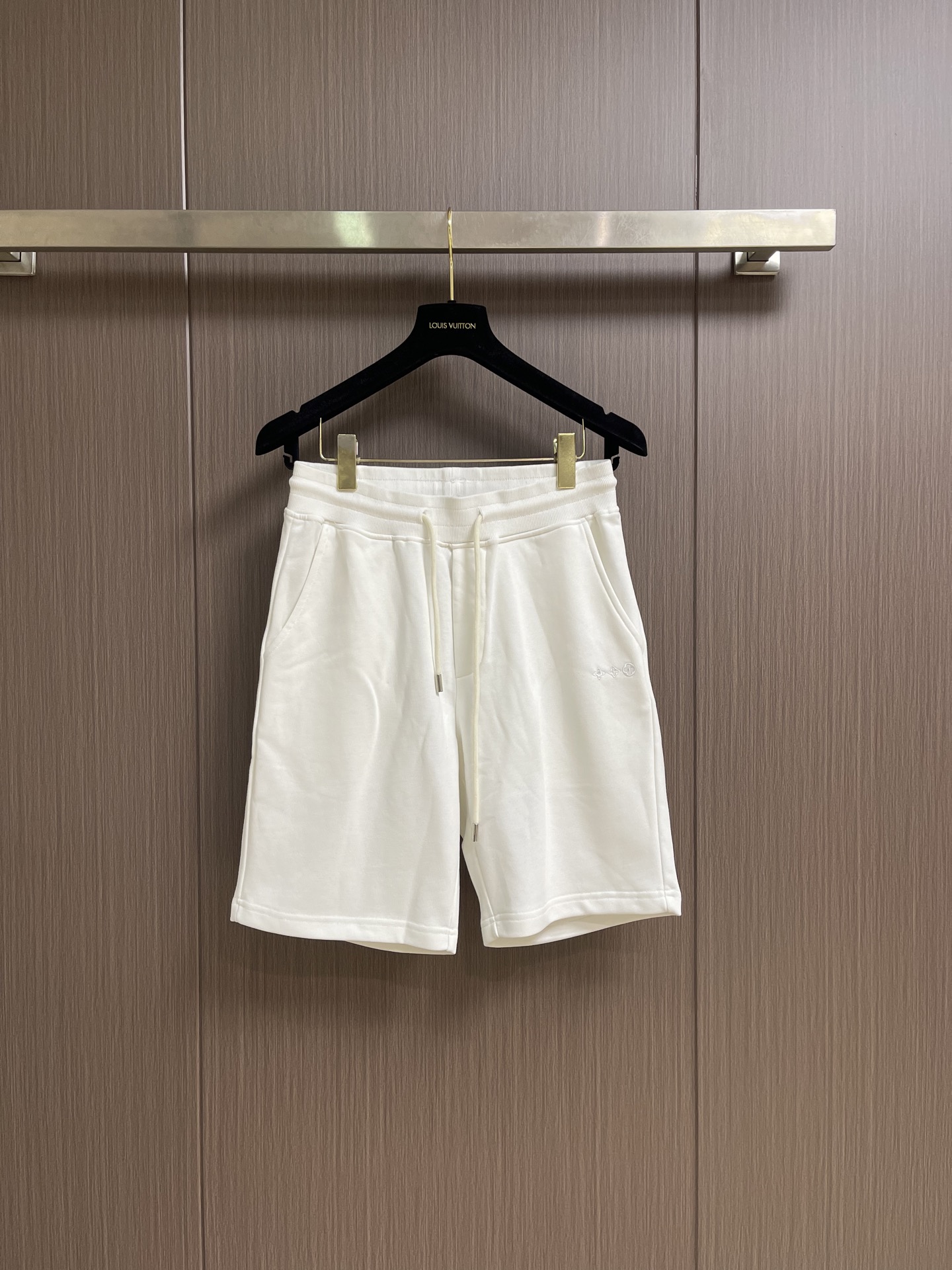 NO:928869,LV  Classic three-flower embroidery casual sports shorts, the brand's exclusive high-weight combed knitted pure cotton fabric, processed by pre-shrunk, softened and sanded process, feels soft and skin-friendly, and the upper body is breathable, dry and not sweaty. It has excellent drape and anti-pilling and anti-deformation properties. It is not easy to loosen and deform after long-term wear. It still maintains the soft and original wearing texture after multiple washings; the waist is made of widened and highly elastic elastic waistband, with a customized drawstring of the same color, the tightness can be adjusted freely and snugly  Fits the waist line without constricting, making it easy and convenient to put on and take off, adapting to a variety of different waist and body shapes; loose and slightly wide straight-leg pants cut, just the right length to modify the leg lines, optimize body proportions, easily cover short legs, no tightness on the upper body, freedom of movement, fine and neat workmanship, improve the overall fit; the color is refreshing and high-end, easy to match, daily commuting, outdoor travel, home leisure and summer wear. Size M-3XL  Size M pants length 50 Waist 72 Hips 102 Large pants length 51 Waist 76 Hips 106 XL pants length 52 Waist 80 Hips 110 XXL pants length 53 Waist 84 Hips 114 XXXL pants length 54 Waist 88 Hips 118,,louis vuitton,shorts,19860909LV 经典三花刺绣休闲运动短裤,品牌专属高克重精梳针织纯棉面料,经过预缩柔化磨毛工艺处理,手感软糯亲肤细腻,上身透气干爽不闷汗,拥有优秀垂坠感与抗起球抗变形性能,久穿不易松垮变形,多次洗涤依旧保持柔软如初的穿着质感；腰部采用加宽高弹力松紧腰头,搭配同色系定制抽绳,松紧自由随心调节,贴合腰线不勒腰,穿脱轻松便捷,适配多种不同腰围身形；宽松微阔直筒裤型剪裁,恰到好处裤长修饰腿部线条,优化身材比例,轻松遮盖腿型短板,上身无紧绷束缚,活动自在随性,做工细腻工整,提升整体版型利落度；配色清爽高级不挑搭配,日常通勤,户外出行,居家休闲夏日穿搭均可轻松适配.尺码M-3XL M码裤长50 腰围72 臀围102 L码 裤长51 腰围76 臀围106 XL码裤长52 腰围80 臀围110 XXL码 裤长53 腰围84 臀围114 XXXL码 裤长54 腰围88 臀围118,,louis vuitton,shorts,,Men's clothing