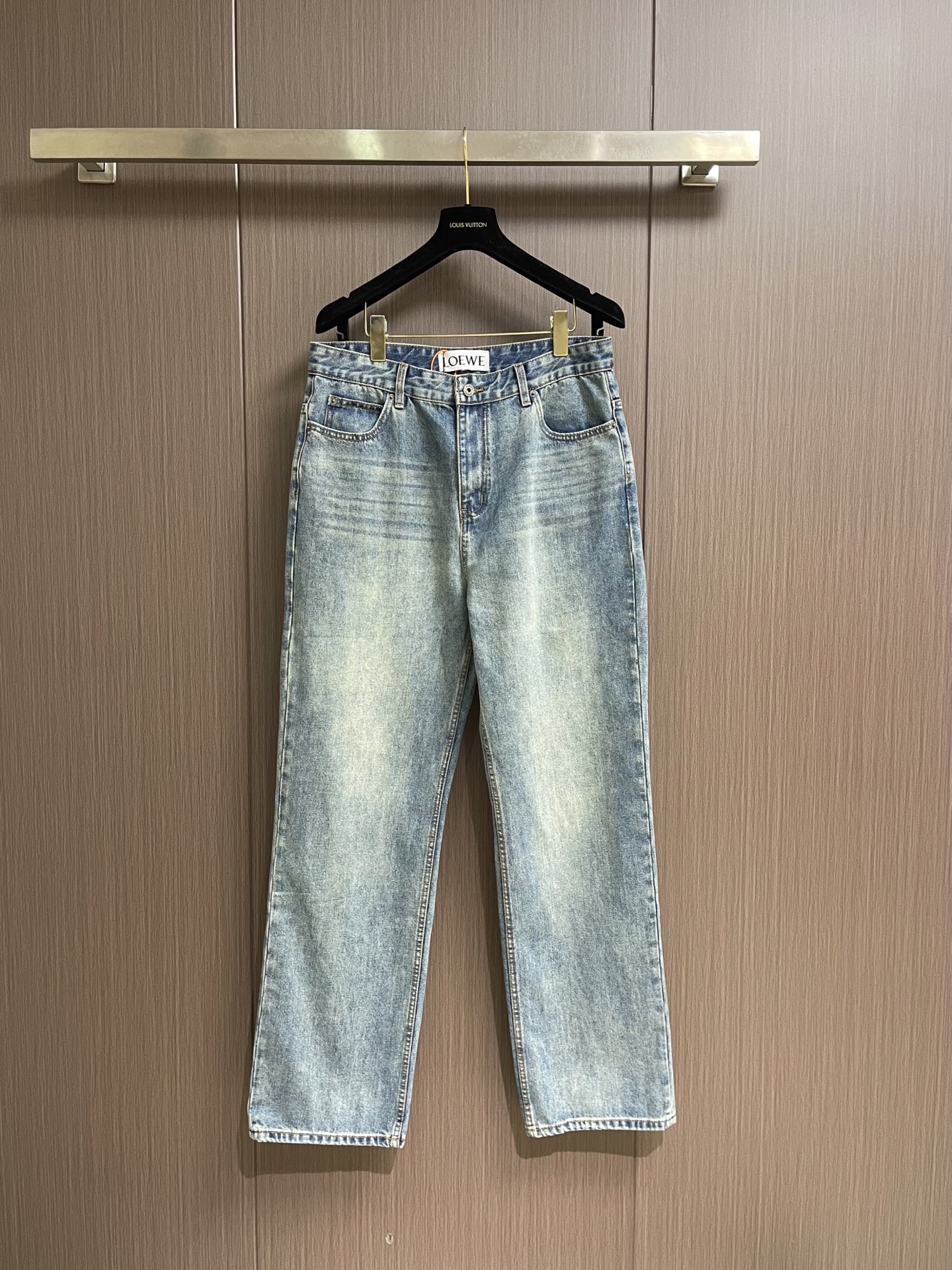 NO:837831,LOEWE Anagram embroidered classic logo jeans trousers. Customized indigo moire high-density denim. Tight and crisp, delicate and flexible. It is based on mist washed indigo and has a high-end texture that has accumulated over time. The logo is engraved on the back pocket with the Anagram hollow mark. It is an ingenious signature hidden in the details. The LOEWE logo is embossed on the dark brown leather plate on the waist. The denim is decorated with a precious medal. It is low-key but has a hidden edge.  Exquisite line routing outlines a neat silhouette, revealing a noble texture in a quiet place, showing high-end taste in a casual manner. Using imported machine embroidery technology, using advanced computer control systems and precision mechanical components to realize Anagram logo embroidery operations with high precision, smooth and delicate lines. Full-strip horse scanning and spraying technology. Through the washing process, the color of the entire pair of jeans has a natural fading effect in parts. The jeans are then placed in the washing equipment for desizing.  Stone grinding and bleaching to show a uniform fading effect. Use a high-pressure pump to spray the dye on the entire denim fabric to achieve the same color tone as the original. Stone grinding and light fermentation to de-bleach and soften. The mutual friction between the pumice stone and the clothing causes wear and fading effects on the surface of the denim. The combination of pulling and bleaching allows the clothing to produce a certain texture and stretching effect while bleaching. Size 38-40-42-44 S-XL 38 size waist 87 waist 87  Pants length 114, size 40, waist 91, waist 91, length 115, size 42, waist 95, waist 95, length 116, size 44, waist 99, waist 99, length 117,,loewe,jeans,19860909LOEWE Anagram刺绣经典logo牛仔裤长裤 定制靛蓝云纹高密丹宁 紧实挺括 细腻柔韧 以雾感水洗靛蓝为基调 自带时光沉淀的高级质感 标志 Anagram镂空印记镌刻后袋 是隐于细节的匠心落款 腰头深棕皮牌压印LOEWE标识 为丹宁缀以矜贵勋章 低调却锋芒暗藏 精致走线勾勒利落版型 于静谧处流露矜贵质感 自在随性间尽显高阶品味 采用进口机刺绣工艺 使用先进的计算机控制系统和精密的机械部件 实现Anagram 印标识刺绣作业 精度高 线条流畅而细腻 全条马骝扫描喷料技术 通过洗水工艺使整条牛仔裤的颜色在局部产生自然褪色的效果 再将牛仔裤放入洗水设备中进行褪浆 石磨并漂色 呈现出均匀褪色效果 通过高压泵将染料喷射的方式喷洒在整条牛仔面料上 以达到与原版一致色调 石磨轻酵拉解漂加软 通过浮石与衣物的相互摩擦 使牛仔布表面产生磨损和褪色效果 通过拉扯和漂白相结合 使衣物在漂白的同时产生一定的纹理和拉伸效果.尺码38-40-42-44 S-XL  38码腰围87 腰围87 裤长114  40码腰围91 腰围91 裤长115  42码腰围95 腰围95 裤长116  44码腰围99 腰围99 裤长117,,loewe,jeans,,Men's clothing