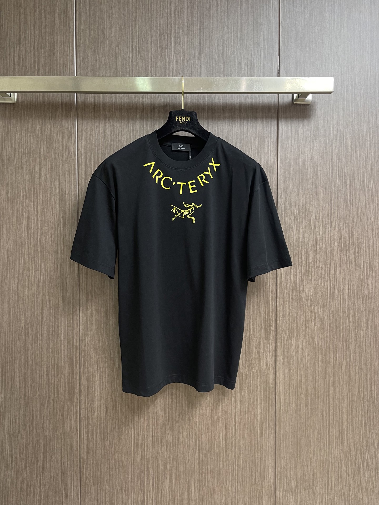 NO:839947,Arcteryx 2026SS collar printed short-sleeved T-shirt is made of 60-count double-ply, 270g cotton fabric. The upper body is breathable, never pilling, soft and comfortable to the touch, and the whole garment is flat-laid and three-dimensional. The collar and hem are double narrow-needle flat-laid. Customized side labels, complete accessories, full texture, sizes M-XXL, M size, bust 110, shoulder width 51.5, length 71, L size, bust 114  Shoulder width 52.5, length 73 XL, bust 118, shoulder width 53.5, length 75, size XXL, bust 122, shoulder width 54.5, length 76, arc'teryx, T-shirt, tees, t-shirt,19860909Arcteryx始祖鸟 2026SS 领口印花短袖T恤 采用60支双股,270g全棉面料.上身透气,绝不起球,手感柔软舒适,全衣平车走线立体剪裁.领口,下摆双窄针平车.定制侧标,辅料齐全,质感十足,尺码M-XXL  M码 胸围110 肩宽51.5 衣长71 L码 胸围114 肩宽52.5 衣长73  XL码 胸围118 肩宽53.5 衣长75 XXL码 胸围122 肩宽54.5 衣长76,arc'teryx,T-shirt,tees，t-shirt,,Men's clothing