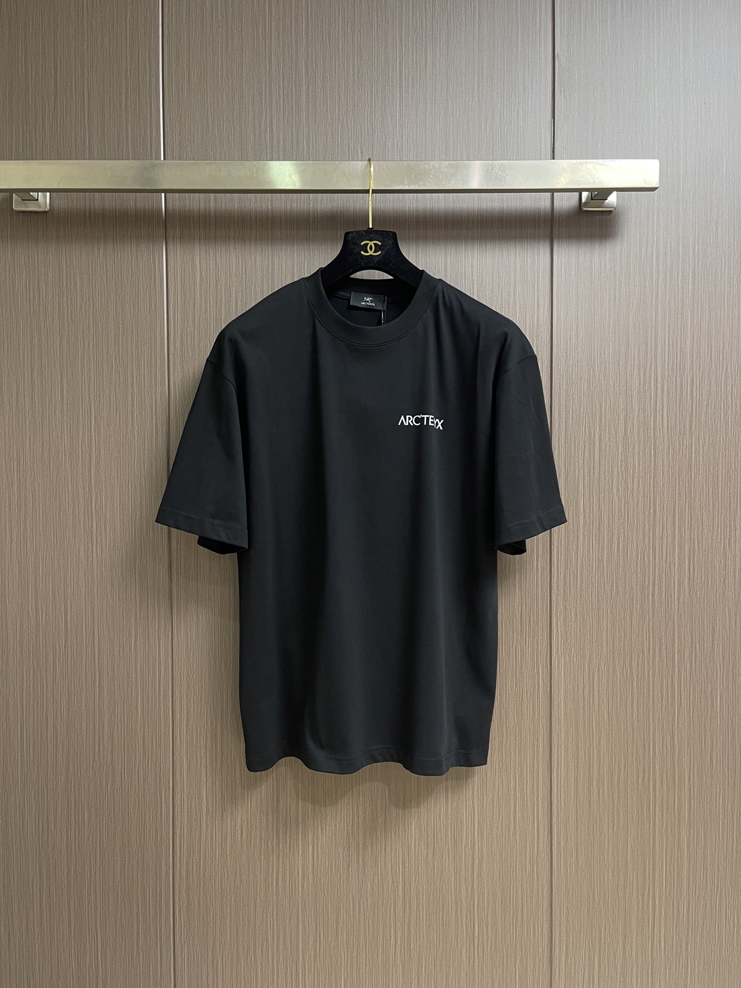 NO:839908,Arcteryx 2026SS front and back printed short-sleeved T-shirt is made of 60-count double-ply, 270g cotton fabric. The upper body is breathable, never pilling, soft and comfortable to the touch, and the whole garment is flat-laid and three-dimensional. The neckline and hem are double-narrow flat-laid. Customized side labels, complete accessories, full texture, sizes M-XXL, M size, bust 110, shoulder width 51.5, length 71, L size, bust 114  Shoulder width 52.5, length 73 XL, bust 118, shoulder width 53.5, length 75, size XXL, bust 122, shoulder width 54.5, length 76, arc'teryx, T-shirt, tees, t-shirt,19860909Arcteryx始祖鸟 2026SS 前后印花短袖T恤 采用60支双股,270g全棉面料.上身透气,绝不起球,手感柔软舒适,全衣平车走线立体剪裁.领口,下摆双窄针平车.定制侧标,辅料齐全,质感十足,尺码M-XXL  M码 胸围110 肩宽51.5 衣长71 L码 胸围114 肩宽52.5 衣长73  XL码 胸围118 肩宽53.5 衣长75 XXL码 胸围122 肩宽54.5 衣长76,arc'teryx,T-shirt,tees，t-shirt,,Men's clothing