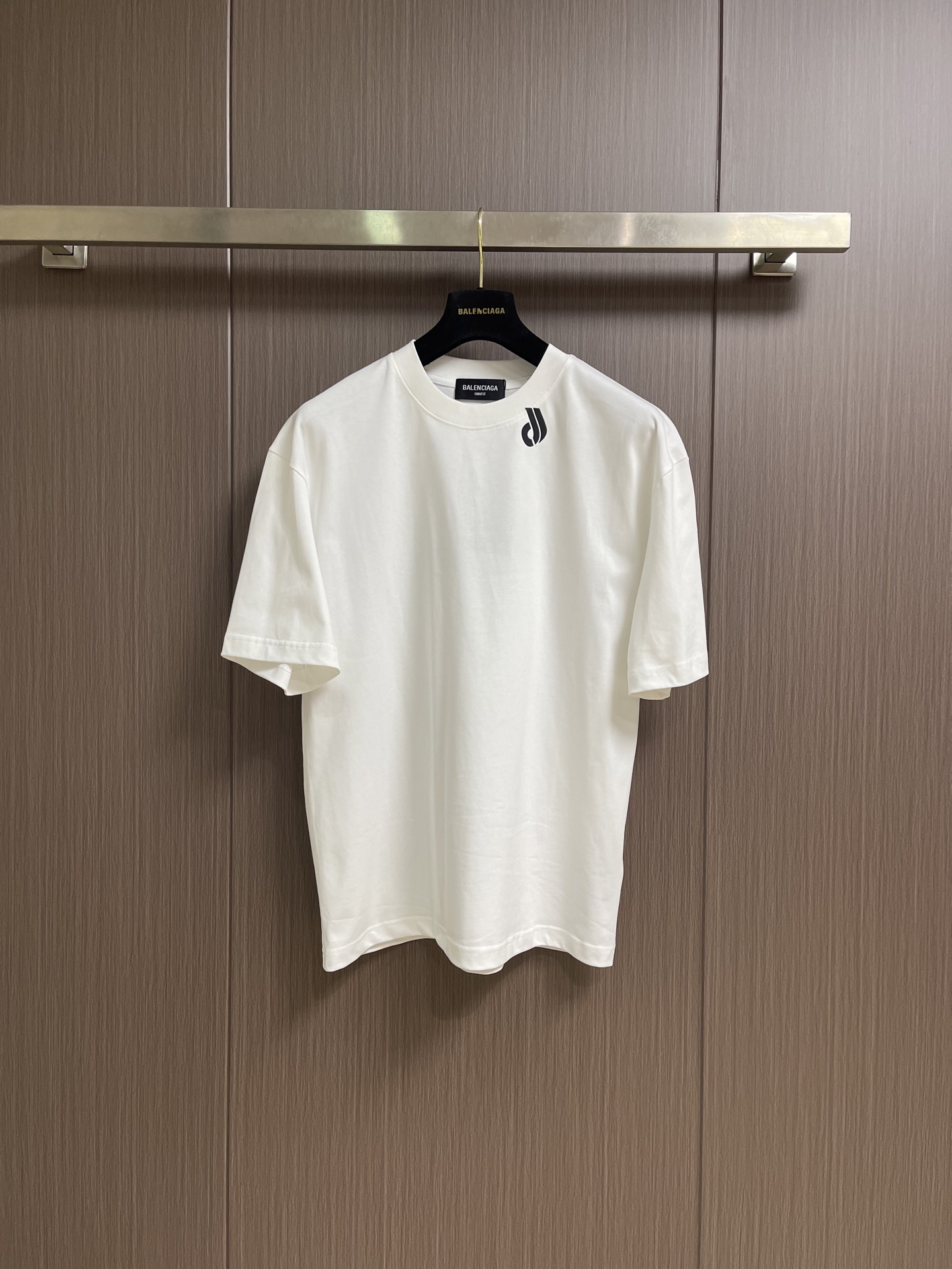 NO:839924,Balenciaga 2026ss new printed short-sleeved T-shirt, ready-to-wear washed, full of design, made of Paris ZP custom-woven and dyed cotton double yarn, weight 260 grams, clean cloth surface.  The fabric texture is clear, soft and comfortable. The threads are set-dyed and there is no color difference. Sizes M-XXL M size bust 110 shoulder width 51.5 length 71 L size bust 114 shoulder width 52.5 length 73  Clothes length 76,,balenciaga,T-shirt,tees,t-shirt,19860909Balenciaga 2026ss新款印花短袖T恤,成衣洗水,设计感十足 ,面料采用巴黎ZP定织定染全棉双纱、克重260克,布面干净．布纹清晰,柔软舒适.螺纹采用定染无色差.尺码M-XXL  M码 胸围110 肩宽51.5 衣长71 L码 胸围114 肩宽52.5 衣长73  XL码 胸围118 肩宽53.5 衣长75 XXL码 胸围122 肩宽54.5 衣长76,,balenciaga,T-shirt,tees，t-shirt,,Men's clothing