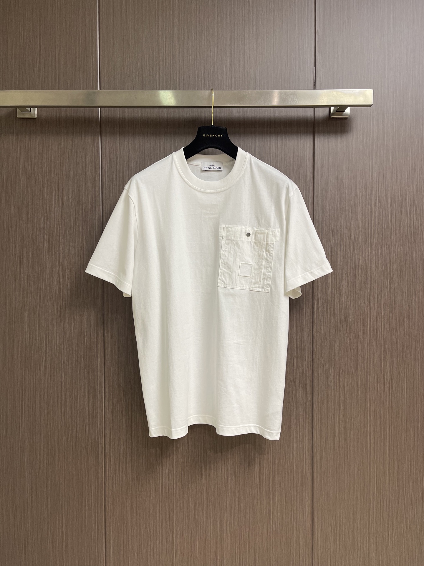 NO:839929,Stone lsland Stone Island's new chest three-dimensional splicing T-shirt, made of heavy-weight pure cotton fabric. The logo is integrated into the Stone Island classic logo. The whole piece is softly washed and soft without shrinkage. It can be matched with the same style to create a fashionable look and control various occasions. Customized accessories, complete with three standards, same style for men and women. Sizes M-XXL, tees, t-shirt,19860909Stone lsland 石头岛新款胸前立体拼接T恤,克重磅纯棉面料 标识融入石头岛经典标识,整件做加柔洗水,柔软无缩率.能与同款搭配营造时尚造型,驾驭各种场合,定制辅料,三标齐全,男女同款.尺码M-XXL,,tees，t-shirt,,Men's clothing