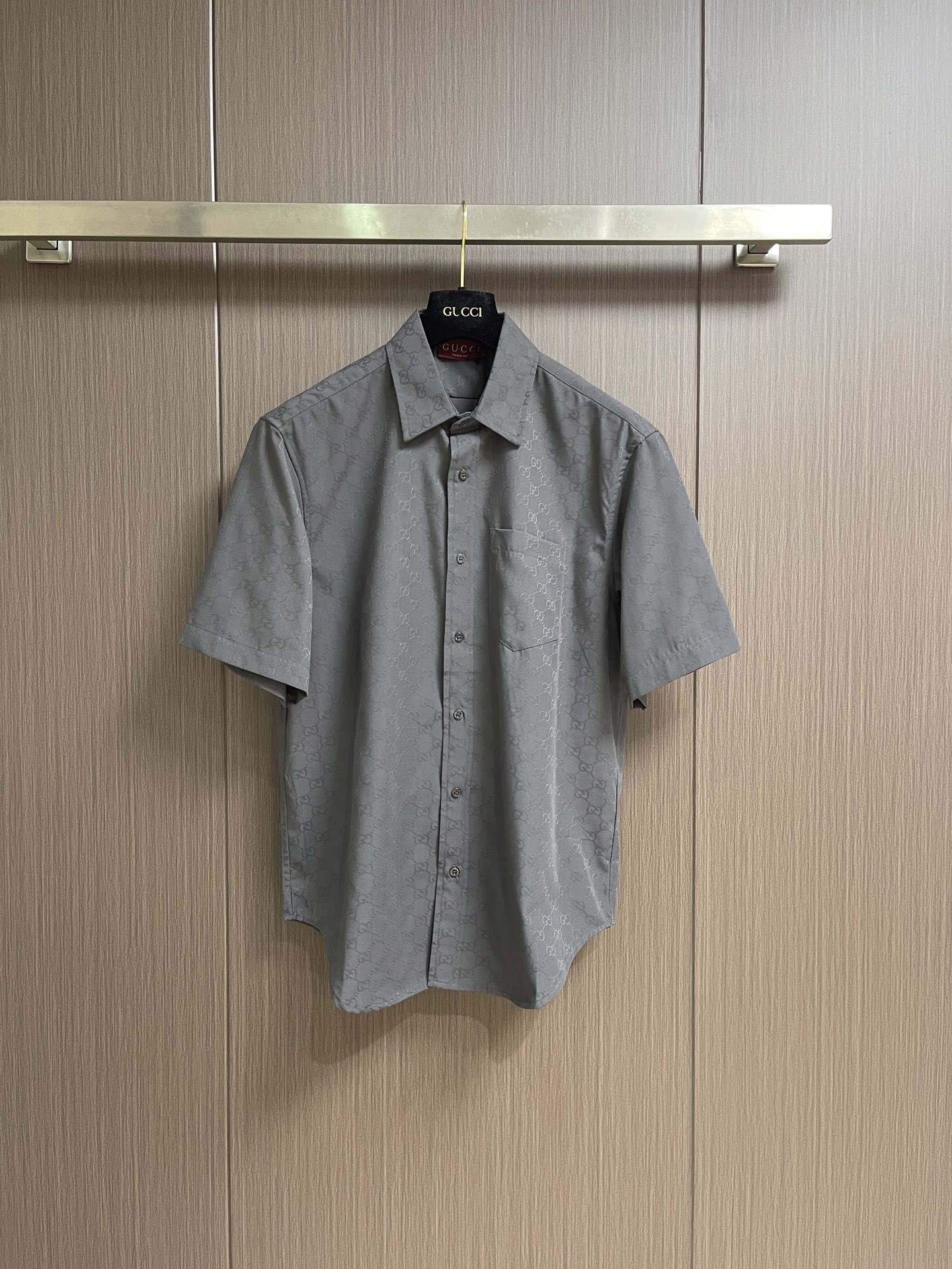 NO:839959,Tops Shorts Gucci volcanic gray dark pattern short shirt and shorts suit. This short-sleeved shirt uses dark pattern jacquard technology to present a low-key texture. The classic lapel is matched with a single pocket, which is simple yet refined. The fabric drape is smooth and the version is loose and comfortable. It can be worn alone or layered, suitable for leisure, light business and other scenarios. Sizes S-XL,,gucci,shorts,shirts,T-shirt,19860909上衣 短裤 Gucci 火山灰暗纹短衬衫短裤套装,这款短袖衬衫以暗纹提花工艺呈现低调质感,经典翻领搭配单口袋,简约不失精致.面料垂坠顺滑,版型宽松舒适,可单穿可内搭,适配休闲、轻商务等多场景.尺码S-XL,,gucci,shorts,shirts,T-shirt,,Men's clothing