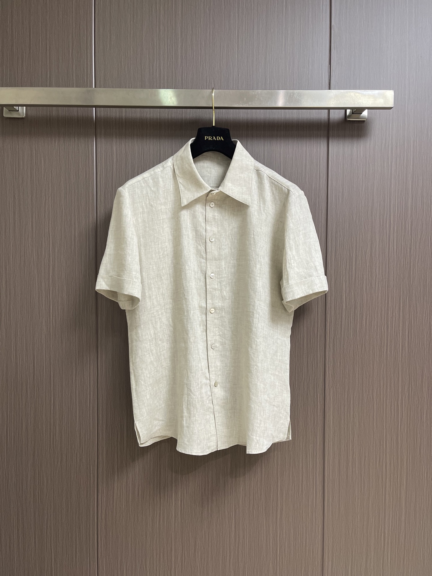 NO:839968,Tops Shorts Zegna 2026SS new linen short-sleeved shirt-shorts suit. This shirt is made of blended linen fabric. It has shell button opening and closing. The short-sleeved shirt style design and linen material make the summer more refreshing and comfortable. It is versatile for both business and leisure. Highly recommended!  ,,shorts,shirts,T-shirt,19860909上衣 短裤 Zegna 2026SS新款亚麻短袖衬衫短裤套装,这款衬衫采用混纺亚麻面料制作而成,贝壳纽扣开合,短袖衬衫款式设计搭配麻料让夏季更加清爽舒适,商务休闲都巨百搭,强烈建议！,,shorts,shirts,T-shirt,,Men's clothing