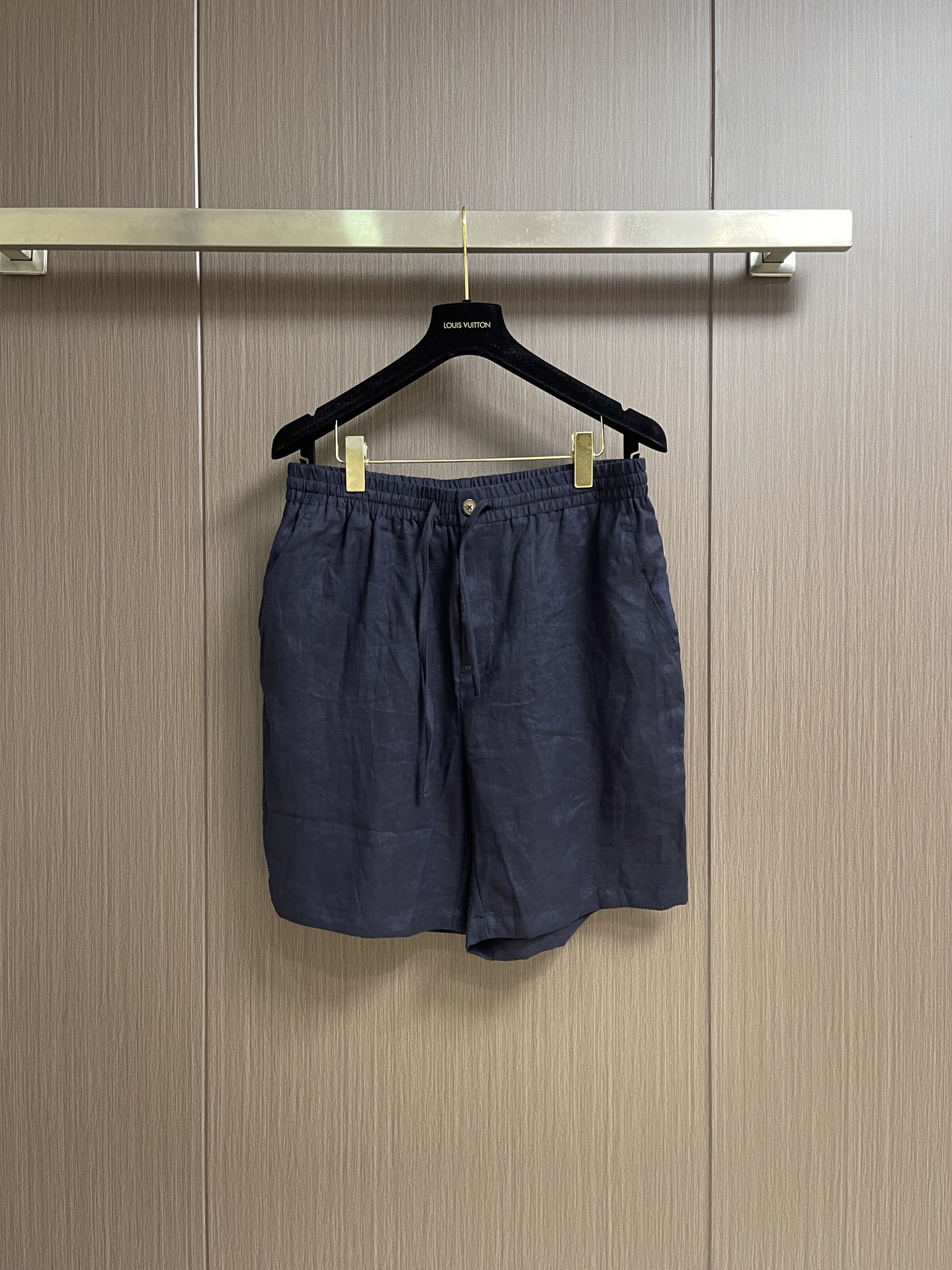 NO:839963,Tops Shorts Zegna 2026SS new linen short-sleeved shirt-shorts suit. This shirt is made of blended linen fabric. It has shell button opening and closing. The short-sleeved shirt style design and linen material make the summer more refreshing and comfortable. It is versatile for both business and leisure. Highly recommended!  Clothes M-XXL, shorts M-3XL, shorts, shirts, T-shirt,19860909上衣 短裤 Zegna 2026SS新款亚麻短袖衬衫短裤套装,这款衬衫采用混纺亚麻面料制作而成,贝壳纽扣开合,短袖衬衫款式设计搭配麻料让夏季更加清爽舒适,商务休闲都巨百搭,强烈建议！ 衣服M-XXL 短裤M-3XL,,shorts,shirts,T-shirt,,Men's clothing