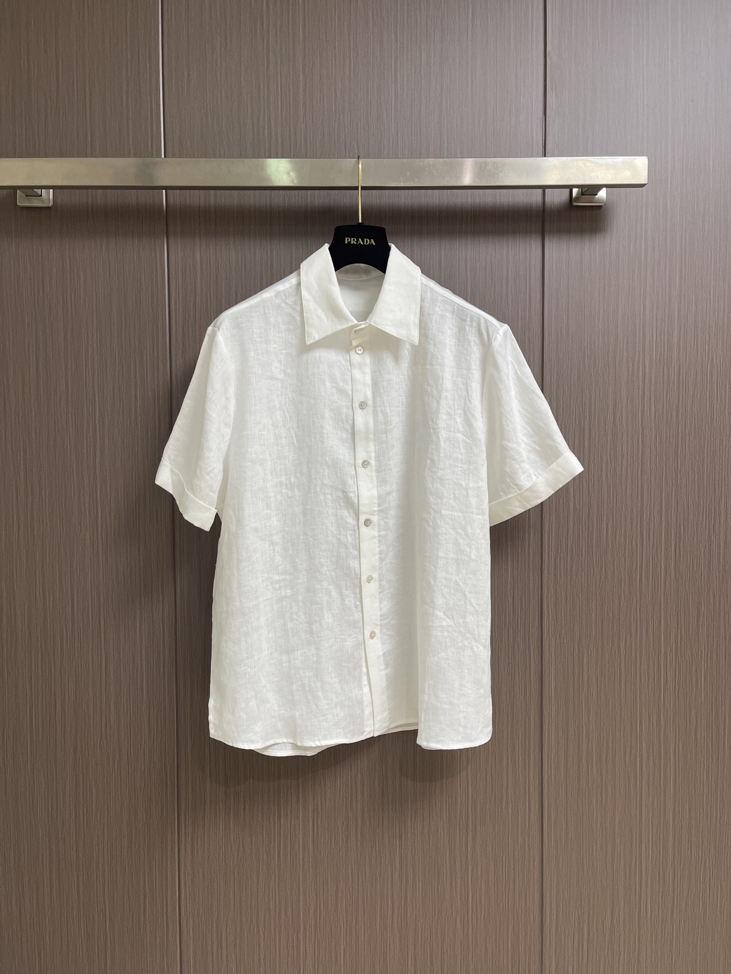 NO:839972,Zegna 2026SS new linen short-sleeved shirt and shorts suit. This shirt is made of blended linen fabric. It has shell button opening and closing. The short-sleeved shirt style design and linen material make the summer more refreshing and comfortable. It is versatile for business and leisure. It is highly recommended!  Size M-XXL,,shorts,shirts,T-shirt,19860909Zegna 2026SS新款亚麻短袖衬衫短裤套装,这款衬衫采用混纺亚麻面料制作而成,贝壳纽扣开合,短袖衬衫款式设计搭配麻料让夏季更加清爽舒适,商务休闲都巨百搭,强烈建议！尺码M-XXL,,shorts,shirts,T-shirt,,Men's clothing