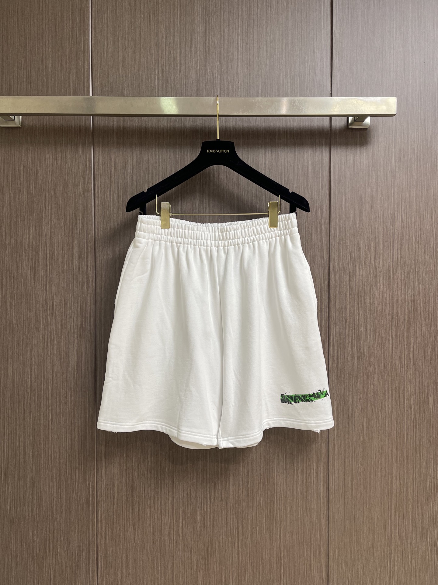 NO:839938,Balenciaga  Tape distressed trim diagonal pocket shorts, these Balenciaga SS26 casual shorts are made of heavyweight pure cotton fabric, pre-shrunk and enzyme stonewashed. It feels soft and skin-friendly and has a retro distressed texture. It has excellent breathability and perspiration.  , not easy to deform after long-term wear. It adopts a loose wide-leg design, suitable for a variety of wearing styles; the elastic waistband has built-in high-elastic elastic bands, and is matched with the same color hemming process to fit the waist and abdomen without tightening, and is easy to put on and take off. The trouser legs are hand-edged and distressed to create a natural raw edge effect and enhance the street style.  Trendy attributes; the side seam diagonal pockets are made of double-layer reinforced stitching, which is highly load-bearing and will not easily deform when placed. The trousers are decorated with the brand's iconic distressed edge printing, using an environmentally friendly offset printing process, which has full color fastness and retains a distinctive texture after repeated washing. The wiring follows the brand's strict standards and is made of  Using four-needle and six-thread boneless suture technology, the waistband, side seams and other stress-bearing areas are double-locked to eliminate hidden dangers of thread opening. The overall design is simple and neat, with both fashion sense and practical wearability. It is a luxury item to create a street style. The overall routing is straight and delicate, the fabric is comfortable and soft, and the color is consistent and has no color difference.  It can be matched with the same style to create a fashionable look, and can be used in various occasions. Customized accessories, complete with three standards, same style for men and women!  Size XS-L XS size pants length 50 waist 66 hips 127 S size pants length 51 waist 70 hip 13119860909Balenciaga 胶带做旧饰边斜口袋短裤,这件Balenciaga巴黎世家SS26休闲短裤,甄选重磅高克重纯棉面料打造,经预缩水处理与酵素石洗工艺,触感柔软亲肤且自带复古做旧质感,透气排汗性优异,久穿不易变形.采用宽松阔腿版型设计,适配多元穿搭风格；松紧腰头内置高弹橡筋,搭配同色系包边工艺,贴合腰腹不勒肉,穿脱便捷.裤脚采用手工磨边做旧工艺,打造自然毛边效果,强化街头潮流属性；侧缝斜口袋采用双层加固缝线,承重性强,放置物品不易变形.裤身饰以品牌标志性做旧饰边印花,采用环保胶印工艺,色牢度拉满,反复洗涤仍保持鲜明质感.走线遵循品牌严苛标准,采用四针六线无骨缝合技术,腰头、侧缝等受力处双重锁边,杜绝开线隐患,整体设计简约利落,兼具潮流感与实穿性,是打造街头造型的奢品单品.整体走线平直细腻,面料舒适柔软,颜色一致无色差 能与同款搭配营造时尚造型,驾驭各种场合,定制辅料,三标齐全,男女同款！尺码XS-L XS码裤长50 腰围66 臀围127 S码 裤长51 腰围70 臀围131 M码裤长52 腰围74 臀围135 L码 裤长53 腰围78 臀围139,,balenciaga,balenciaga,shorts,,Men's clothing