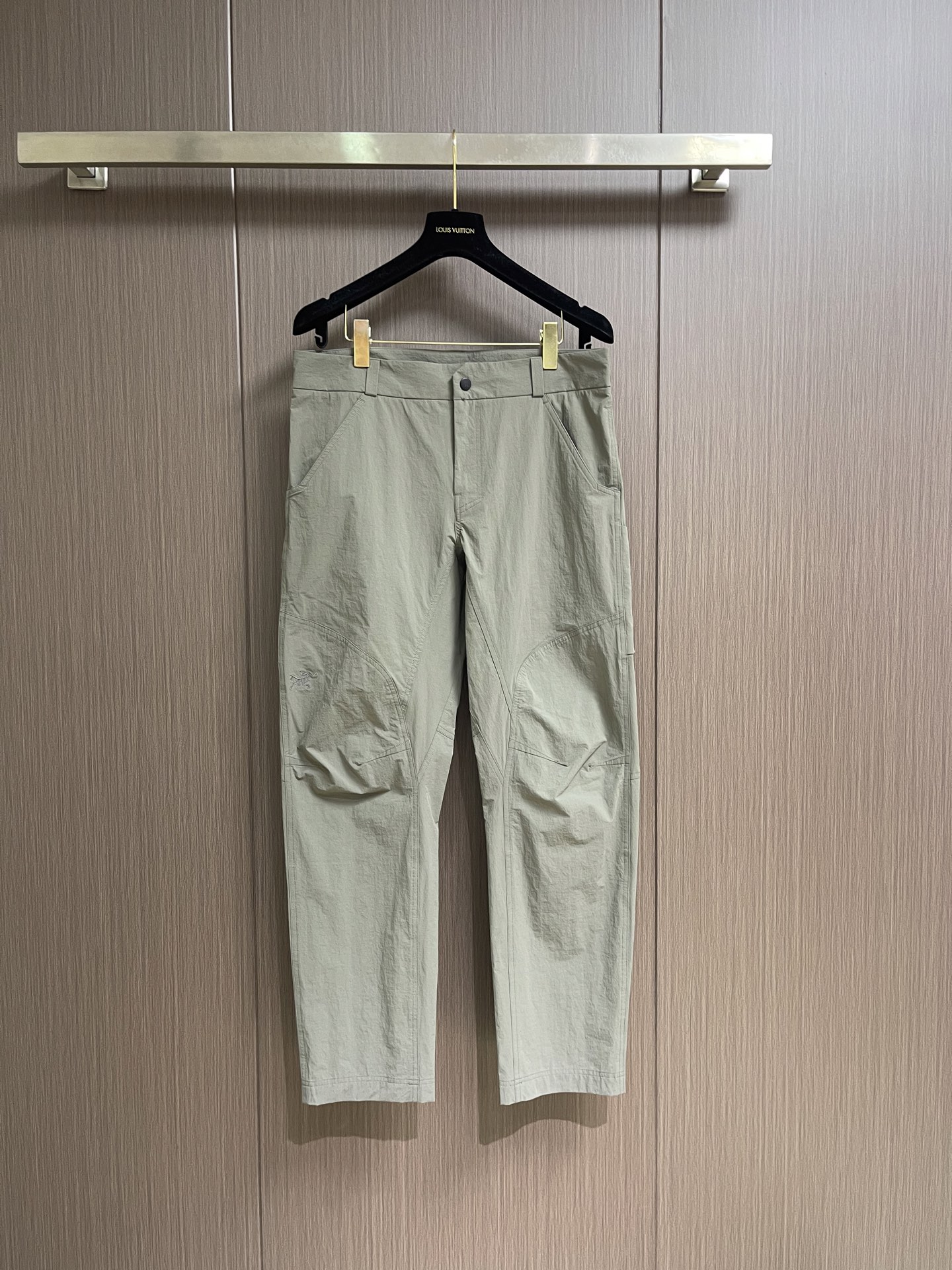 NO:839942,Arc'teryx men's and women's soft-shell breathable zipper couple's professional outdoor hiking pants, the whole version is pure, can be freely switched between hiking, leisure, business, mountaineering, camping, travel and other scenes. Cordura tear-resistant fabric sports tailoring, fit and comfortable, and the fabric is windproof, rainproof and moisture-permeable to cope with extreme weather. Functional waist adjustment buckle design, thigh zipper pocket for easy access, 13-needle high-density stitching for stronger stitching. Size M-3XL, arc'teryx,19860909Arcteryx 始祖鸟男女款软壳透气拉链情侣款专业户外徒步裤,整条版型纯正,可徒步 休闲 商务 登山 露营 旅行等多场景自由切换,cordura抗撕裂面料运动剪裁,合体0舒束缚,面料防风防雨透湿性应对极端天气.腰部功能调节扣设计,大腿拉链口袋轻松取物,13针高密针距缝制更加牢固.尺码M-3XL,arc'teryx,,Men's clothing