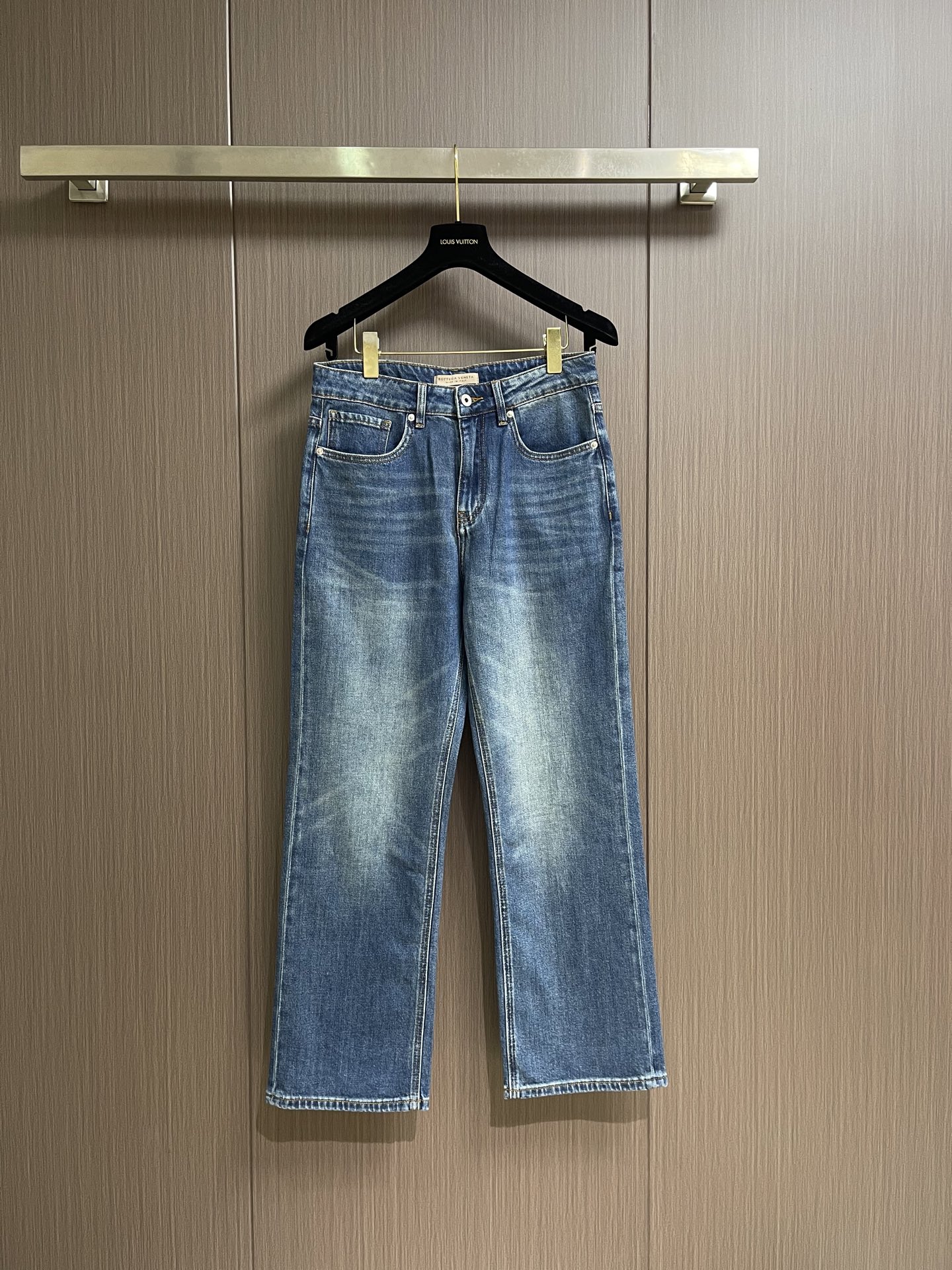 NO:839946,Bottega Veneta BV 2025SS new distressed jeans, original hardware accessories, workmanship details and stitching are quite good, fermentation and rinsing process, selected high-quality Danny denim fabric, fashionable men's Hong Kong style. Size 29-36 No 35,,bottega veneta,bottega veneta,jeans,19860909Bottega Veneta BV 2025SS新款做旧牛仔裤,原版五金辅料、做工细节车线相当好,酵磨漂洗水工艺,精选优质丹尼牛仔布面料、时尚潮男港风款.尺码29-36 无35,,bottega veneta,bottega veneta,jeans,,Men's clothing