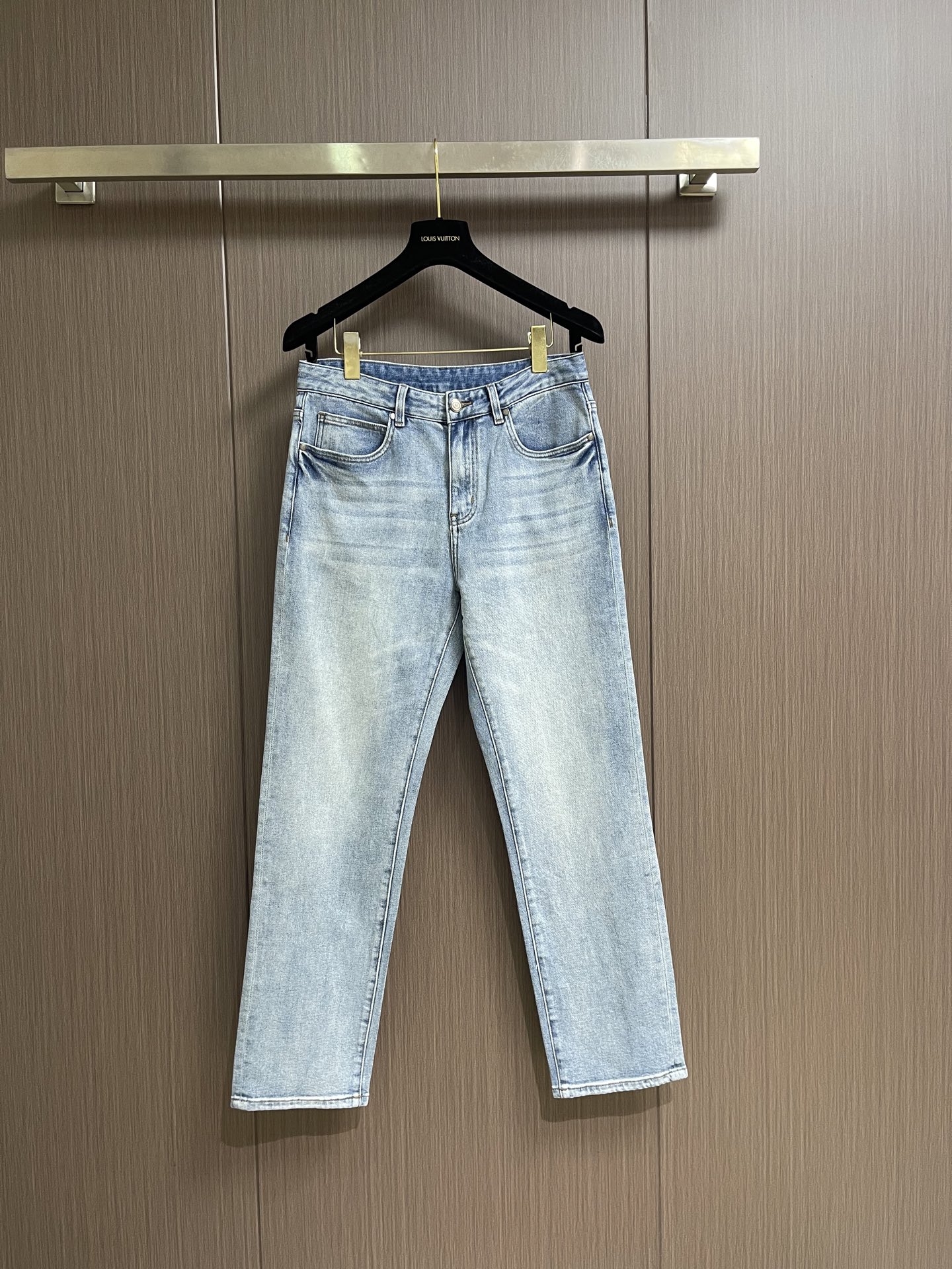 NO:839950,Hermes brand logo multi-wash jeans. Needless to say the trouser style and cut, the upper body is exquisite and vivid, the real first-class top quality material, the most famous denim denim is selected, excellent quality, soft and comfortable, after multiple washes, the color is durable and fashionable. Sizes 29-36 No 35, hermes, jeans,19860909Hermes 品牌标识多重水洗牛仔裤.裤型款式和剪裁亦无需多言,上身精致跃然,真正的一等一顶级质料,选用最有名丹宁牛仔布,品质卓越,柔软舒适,经过多重洗水,色系耐看时尚.尺码29-36 无35,,hermes,jeans,,Men's clothing