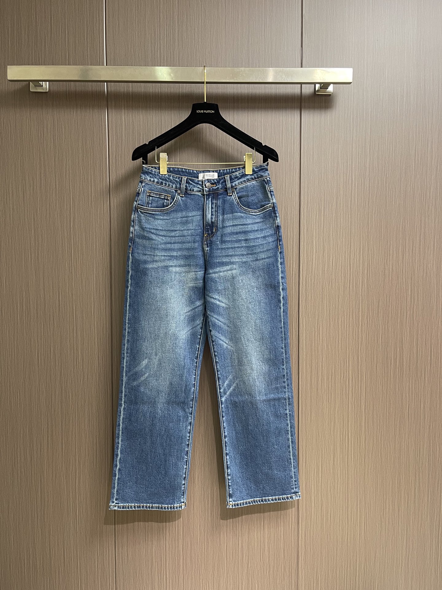 NO:839954,BC 2026ss new spring and summer denim trousers. Custom-made denim fabric imported from Japan. It has a soft feel and a slim fit on the upper body and a slim fit. The hips are particularly good-looking. The fashionable clean version is simple and easy to match, so it has become one of the biggest selling points. It is also very cost-effective. There is no confusion or trouble about color conflicts. The original factory original label washed wheat is such a high-end jeans with rich inner training, absolutely fashionable, casual and versatile. Sizes 29-36, no 35,,jeans,19860909BC 2026ss春夏新款牛仔长裤.定制日本进口丹宁面料,手感柔软上身修身显瘦包臀特别好看完胜,时尚净版潮流简单易搭配因此已成为最大卖点之一而性价比又极高,没有颜色冲突的困惑或困扰,原厂原标水洗麦 这么一款丰富内练高端牛仔裤,绝对时尚休闲百搭款.尺码29-36 无35,,jeans,,Men's clothing