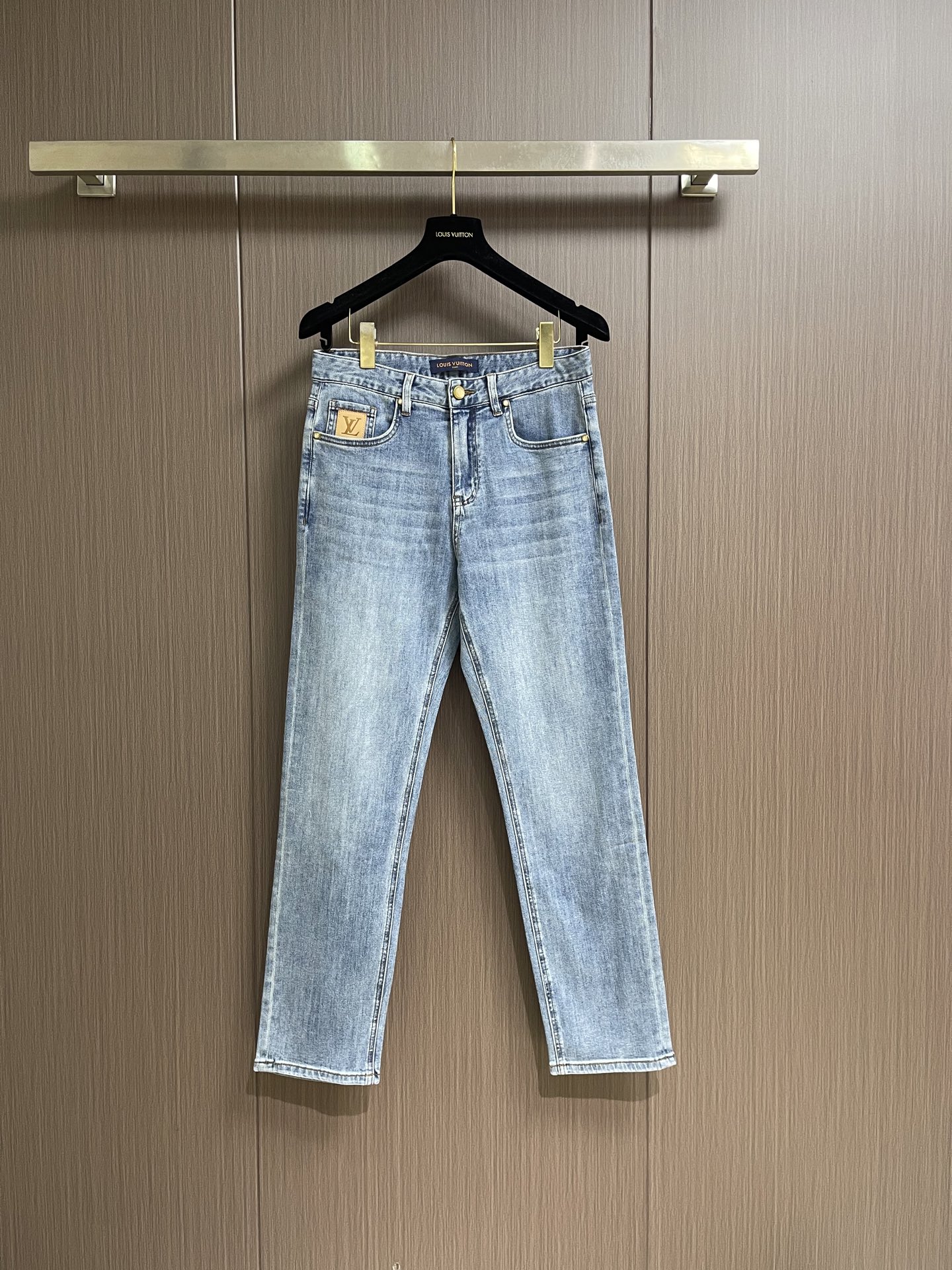 NO:839958,LV 2026ss new early spring jeans. This style of skateboard jeans is made of Japanese fine denim fabric and reinterprets the classic design with craftsmanship. The LV logo is embroidered on the back pocket and the nubuck logo patch is embellished on the waist. It can be easily matched with various styles. Sizes 29-36 No 35, Louis Vuitton, Jeans,19860909LV 2026ss早春新款牛仔裤,本款滑板牛仔裤选用日本精工丹宁布,以匠艺巧思重释经典设计.后袋处以刺绣 LV logo标识,腰际点缀正绒面革标识贴饰,可轻松搭配各式造型.尺码29-36 无35,,louis vuitton,jeans,,Men's clothing
